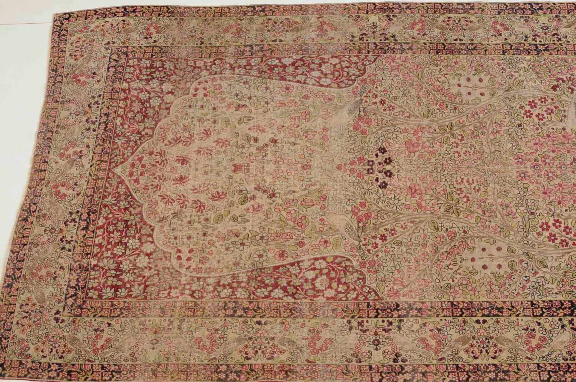 KirmanS-Persien, um 1900. Dichtes florales Werk. Im hellen Mittelfeld figurieren unter einer - Bild 2 aus 11
