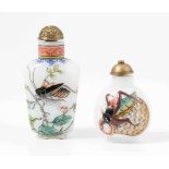 Lot: 2 Snuff BottlesChina, 20.Jh. Milchglas, polychrom bemalt. Grille. Qianlong- und Guyuexuan-