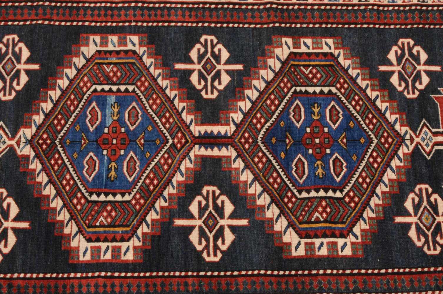 ShirwanZ-Kaukasus, um 1920. Im nachtblauen Innenfeld thronen 2 miteinander verbundene Stufenhexagone - Image 9 of 10