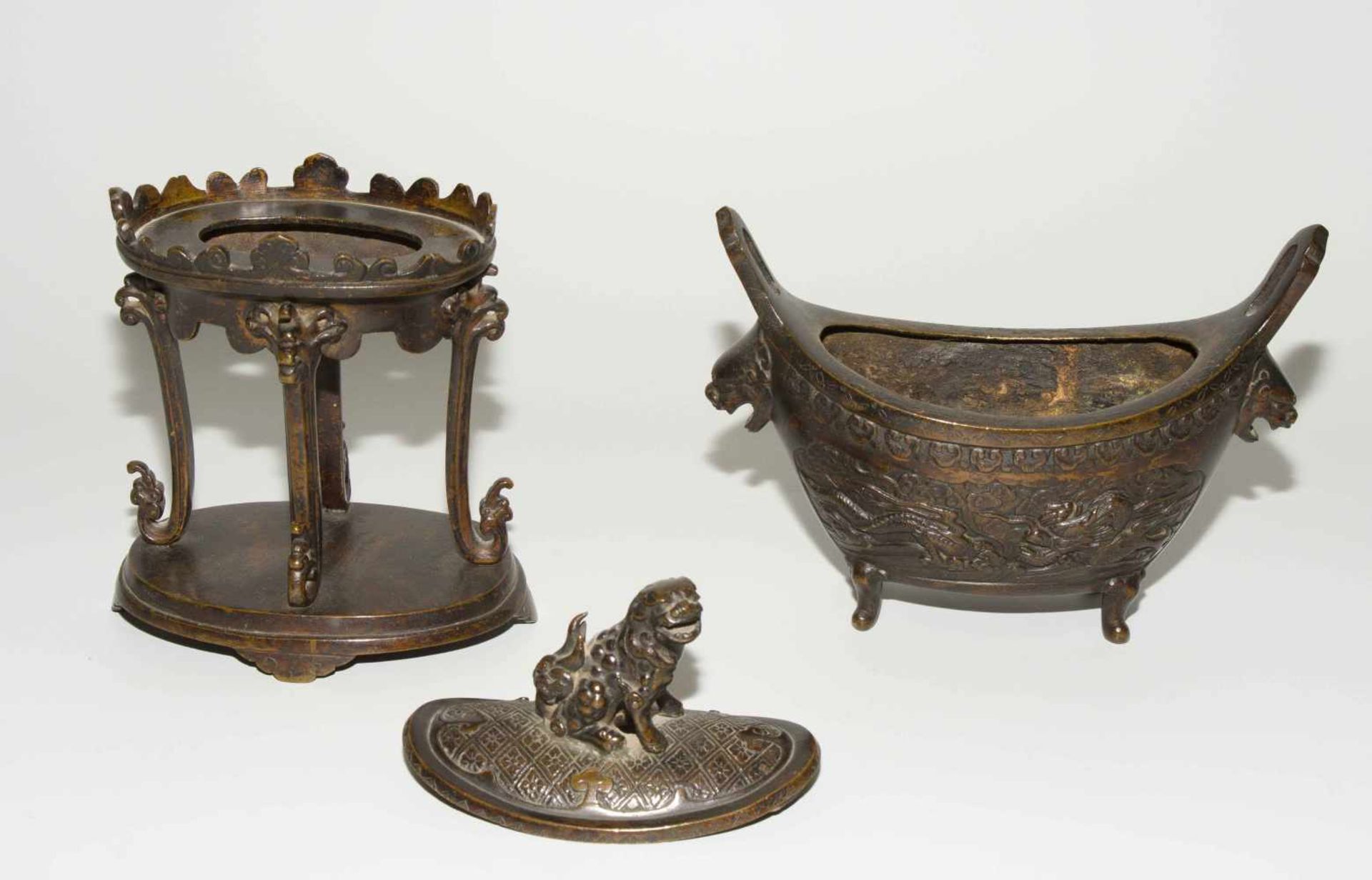 Bronze-AltargarniturChina, Qing-Dynastie. Bronze. Assortierte Altargarnitur bestehend aus: einem - Bild 13 aus 14