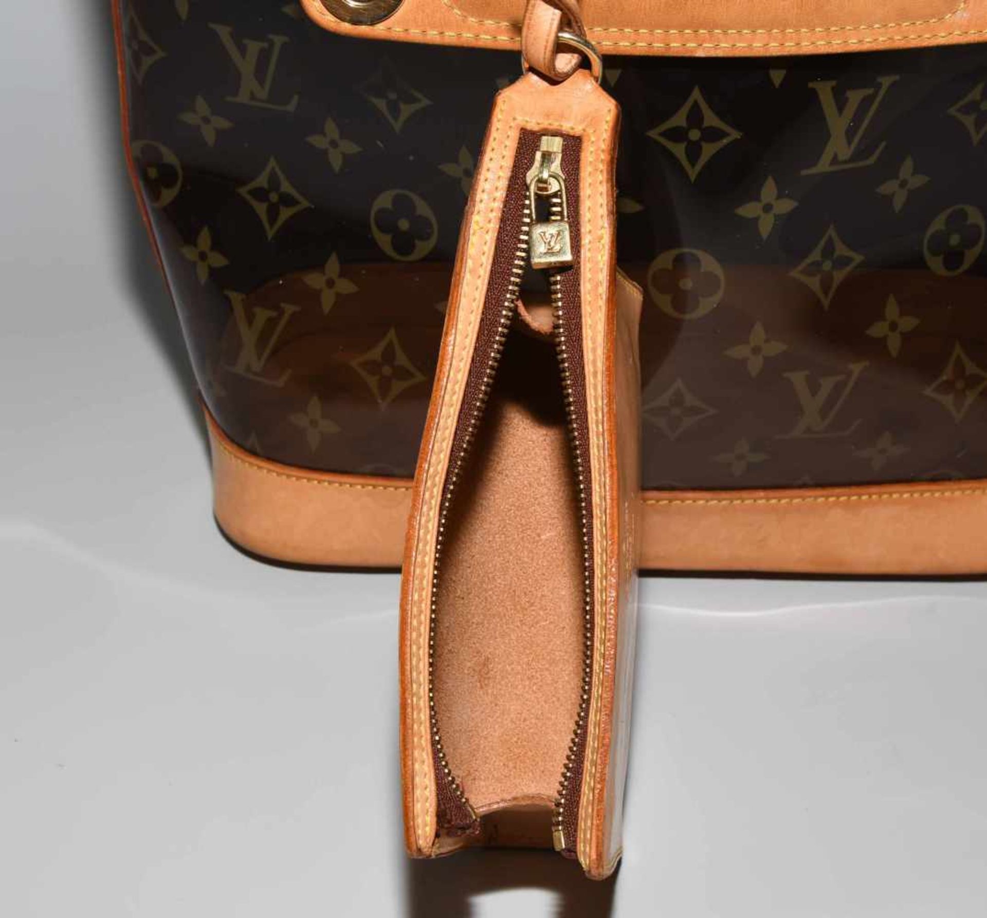 Louis Vuitton, "Ambre sac cabas"Schultertasche aus braunem Vinyl mit klassischem Monogram Muster. - Bild 16 aus 17