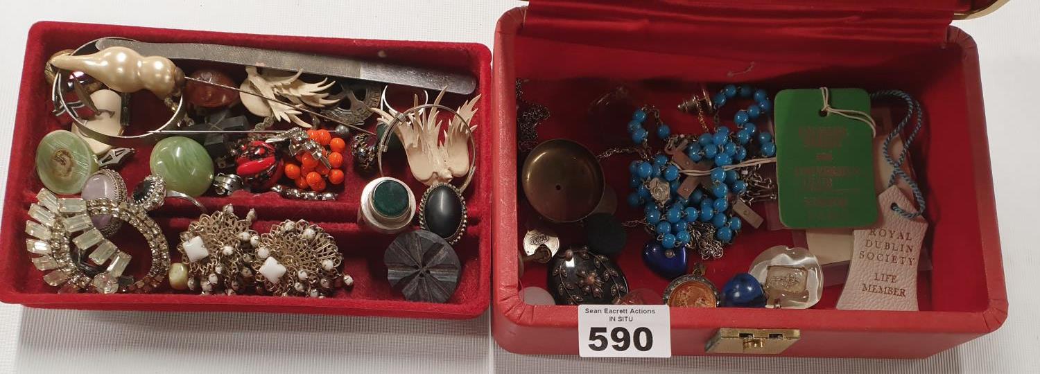 A quantity of Costume Jewellery.