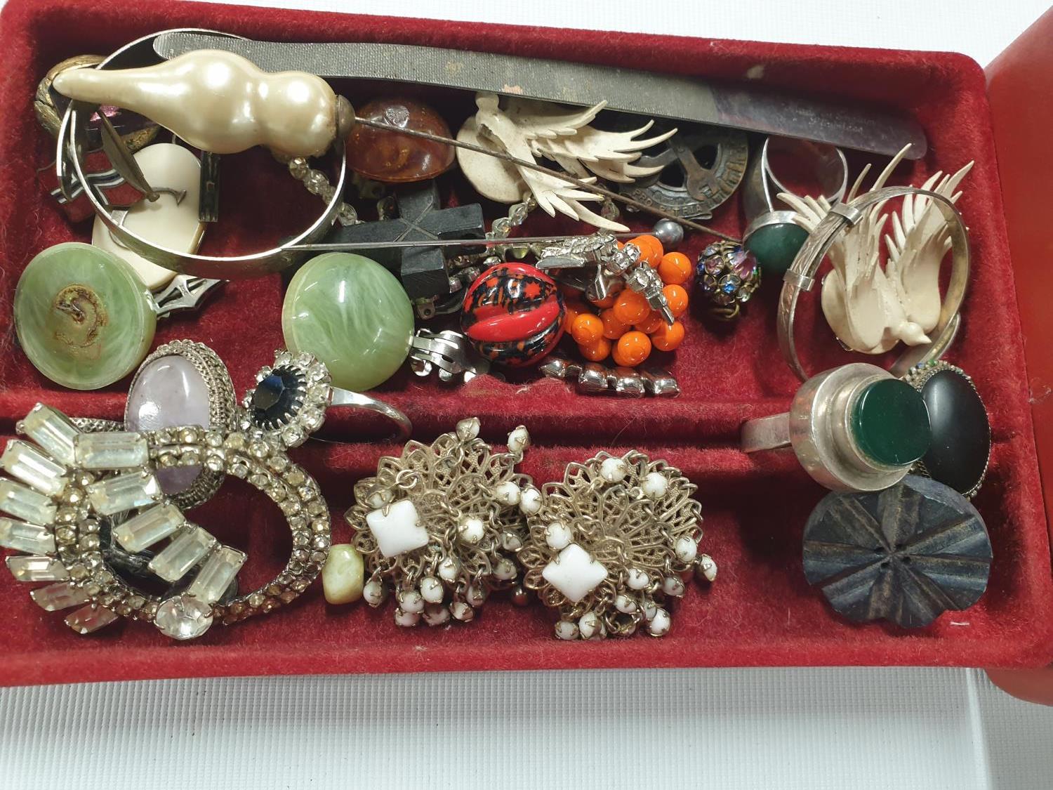 A quantity of Costume Jewellery. - Image 2 of 3
