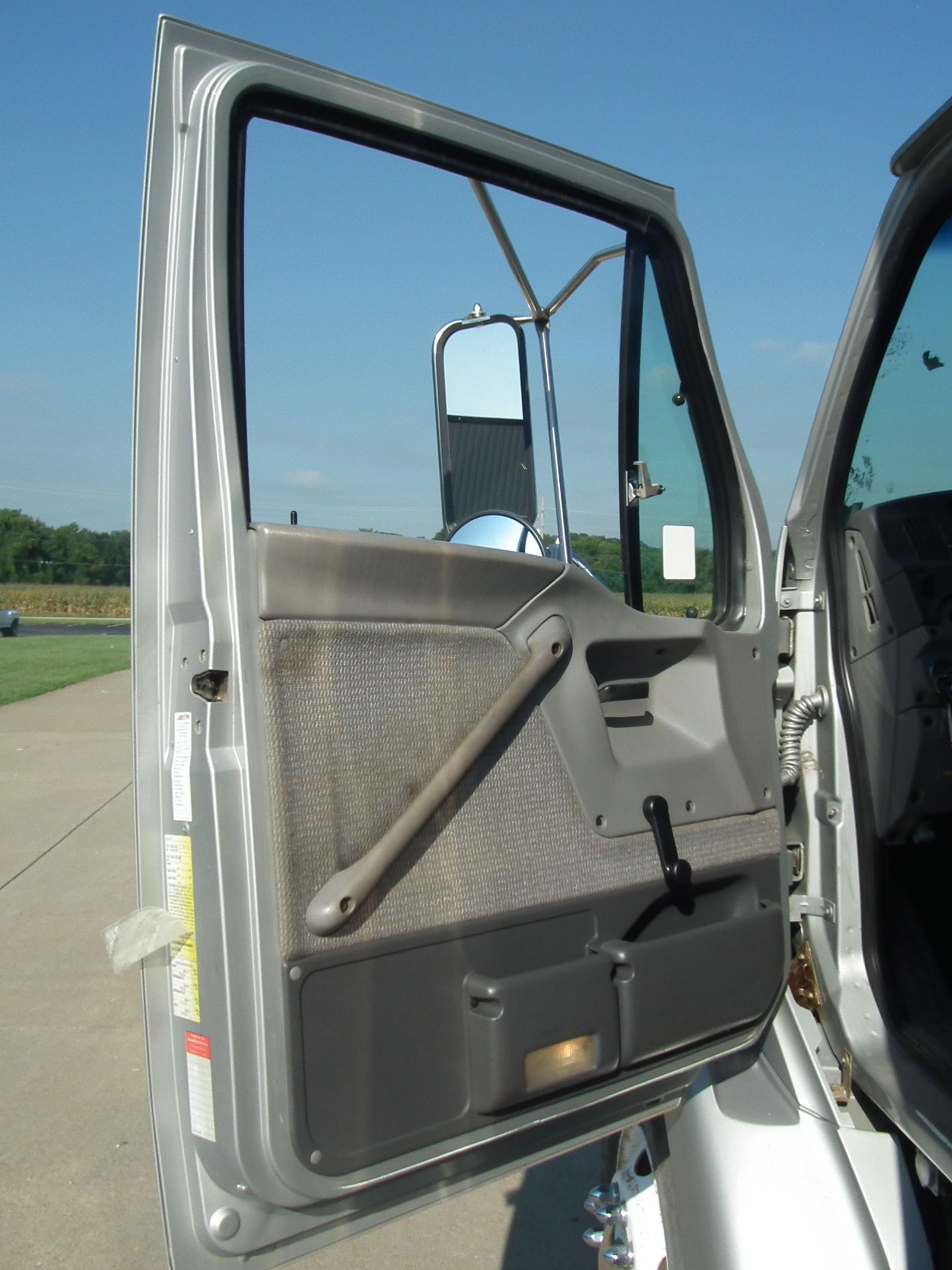 Sterling L7501 Box Truck with Lift Gate and Tilt Bed B3298 - Image 13 of 60