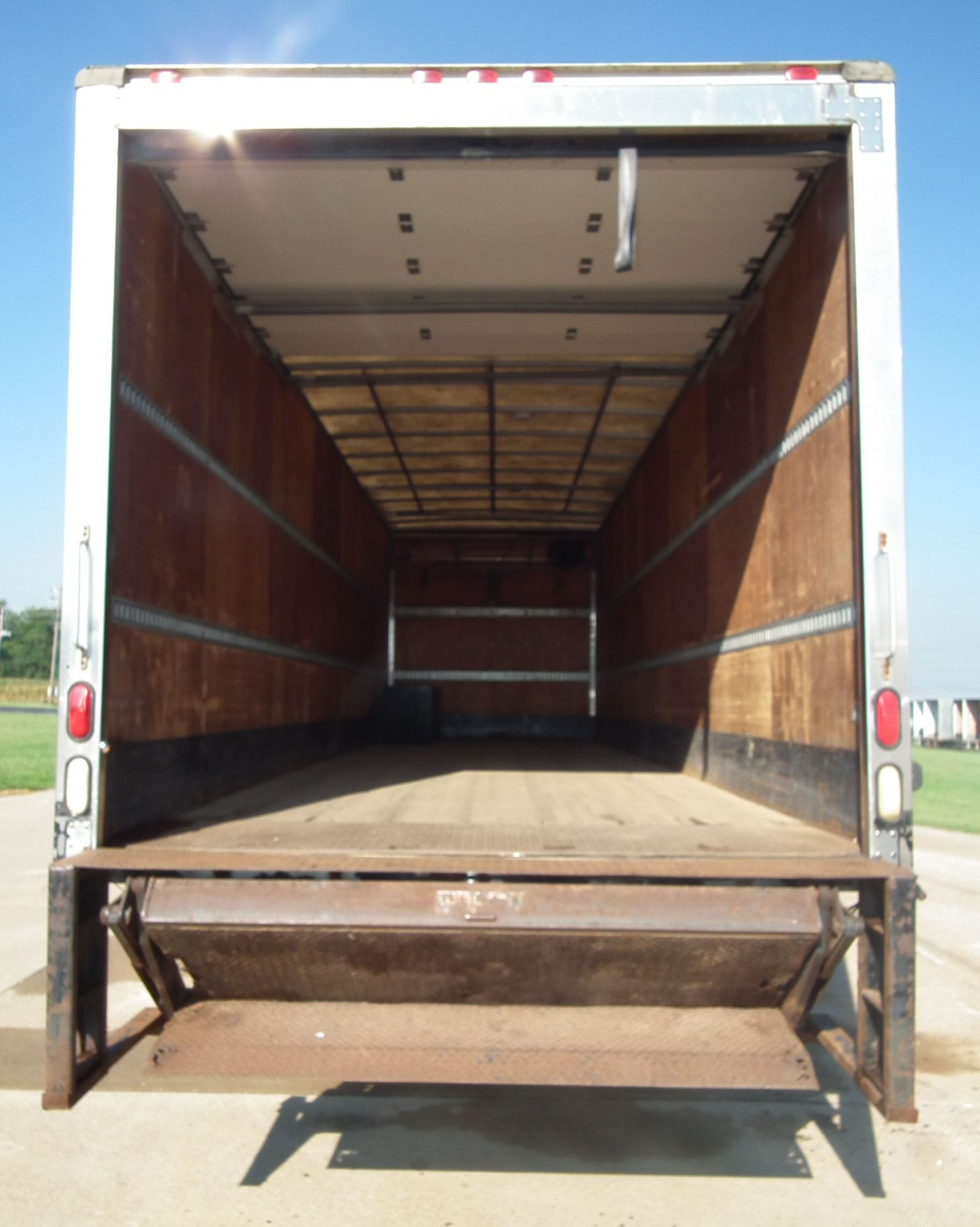 Sterling L7501 Box Truck with Lift Gate and Tilt Bed B3298 - Image 33 of 60