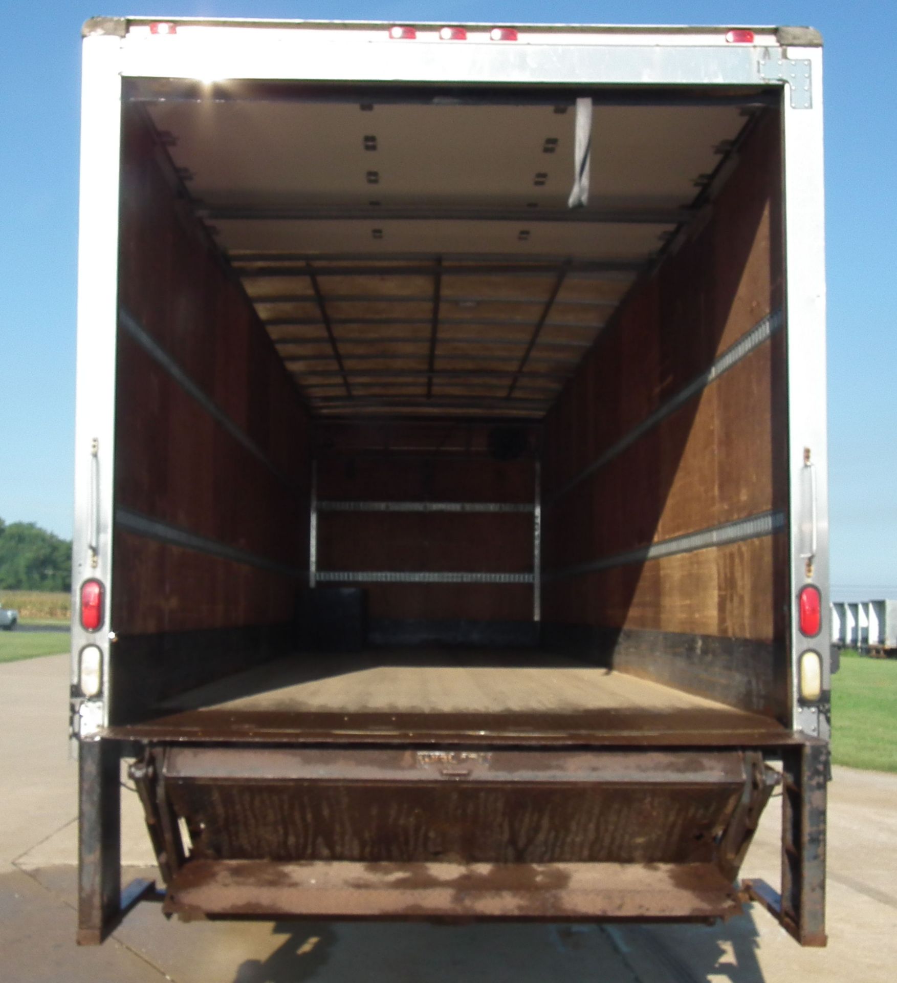 Sterling L7501 Box Truck with Lift Gate and Tilt Bed B3298 - Image 34 of 60