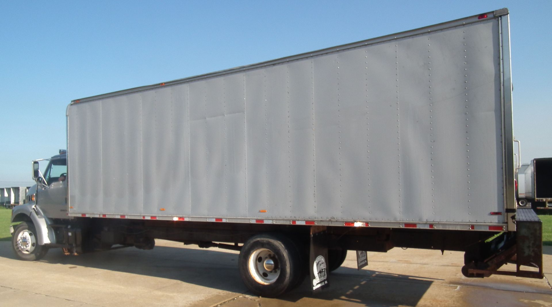 Sterling L7501 Box Truck with Lift Gate and Tilt Bed B3298 - Image 11 of 60