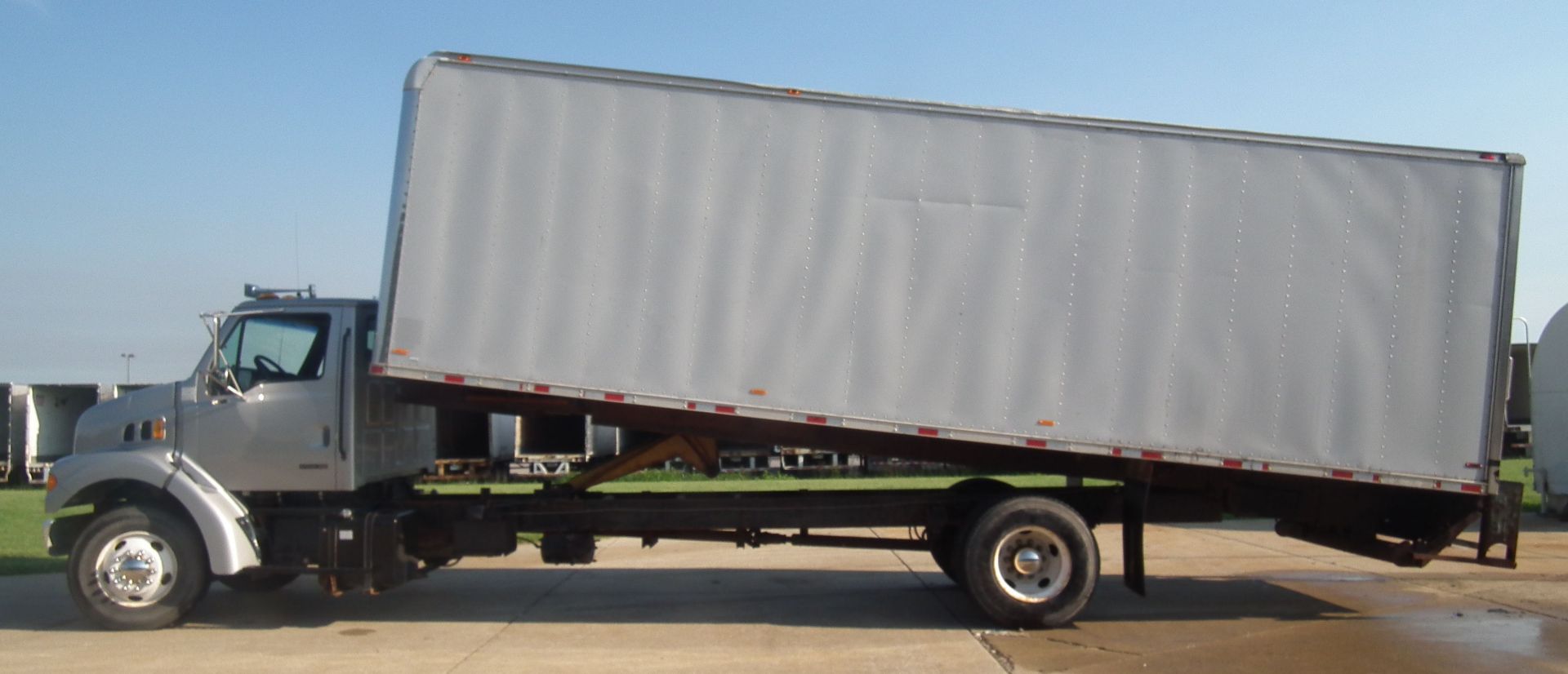 Sterling L7501 Box Truck with Lift Gate and Tilt Bed B3298 - Image 8 of 60