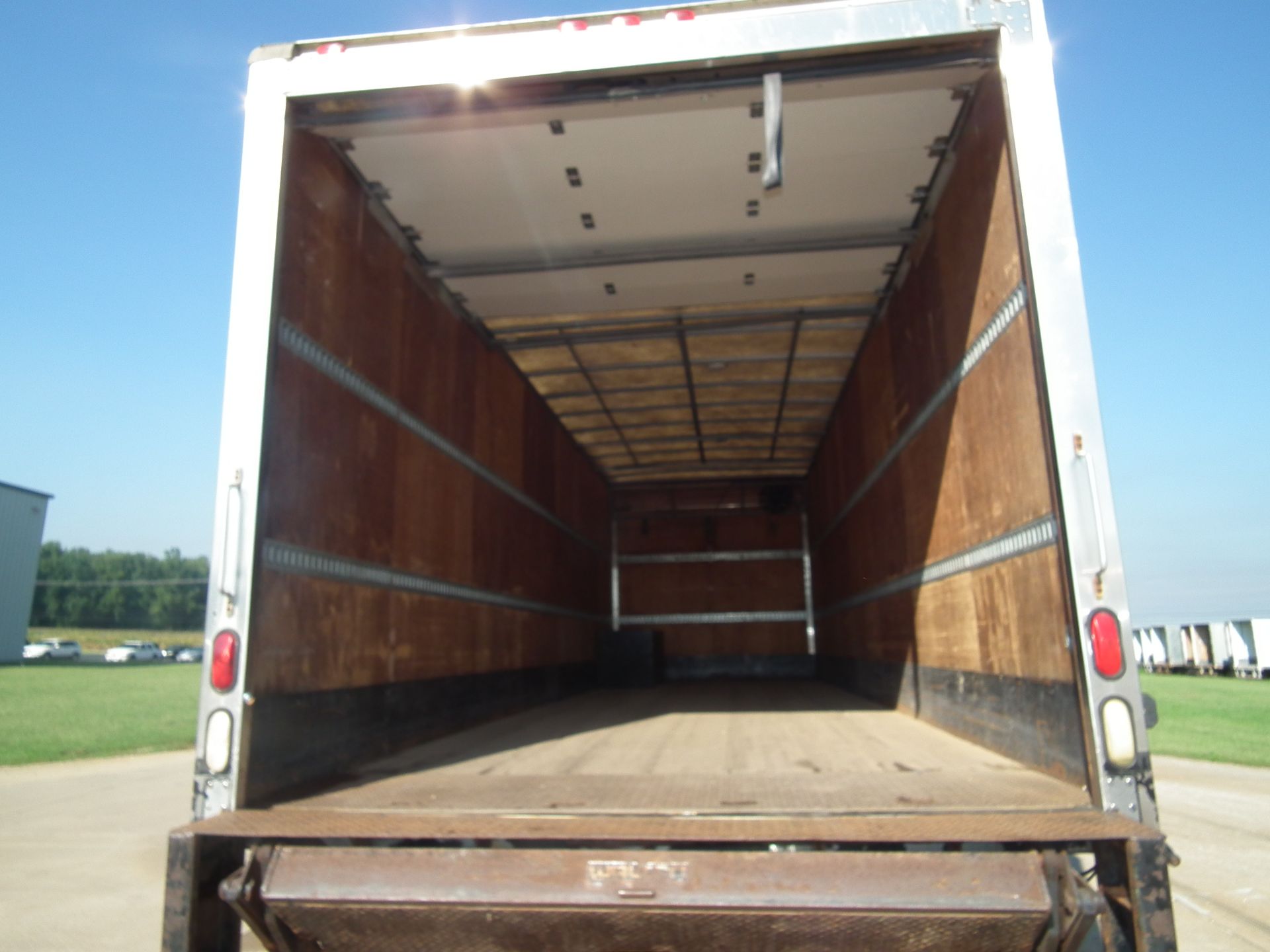 Sterling L7501 Box Truck with Lift Gate and Tilt Bed B3298 - Image 35 of 60