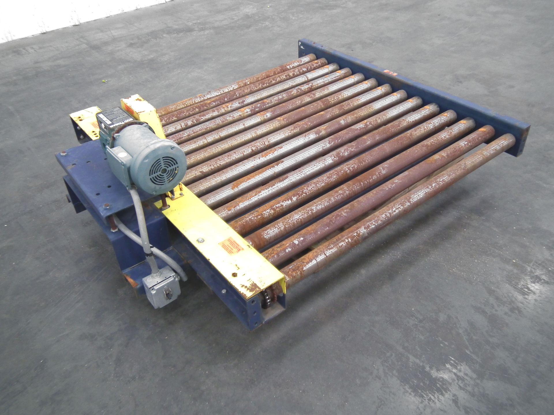 Versa 60" L x 51" W Motor Driven Pallet Conveyor A9862 - Image 2 of 6