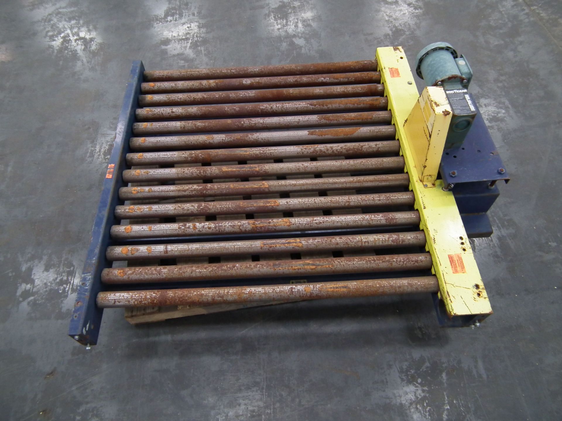 Versa 60" L x 51" W Motor Driven Pallet Conveyor A9862 - Image 5 of 6