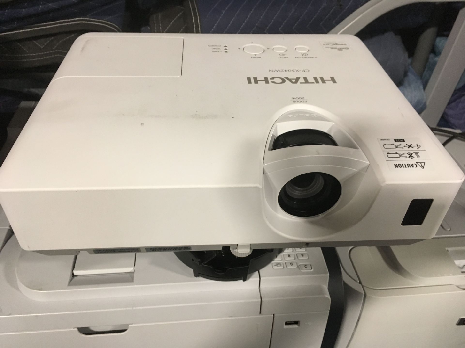Hitachi CPX3042 Projector