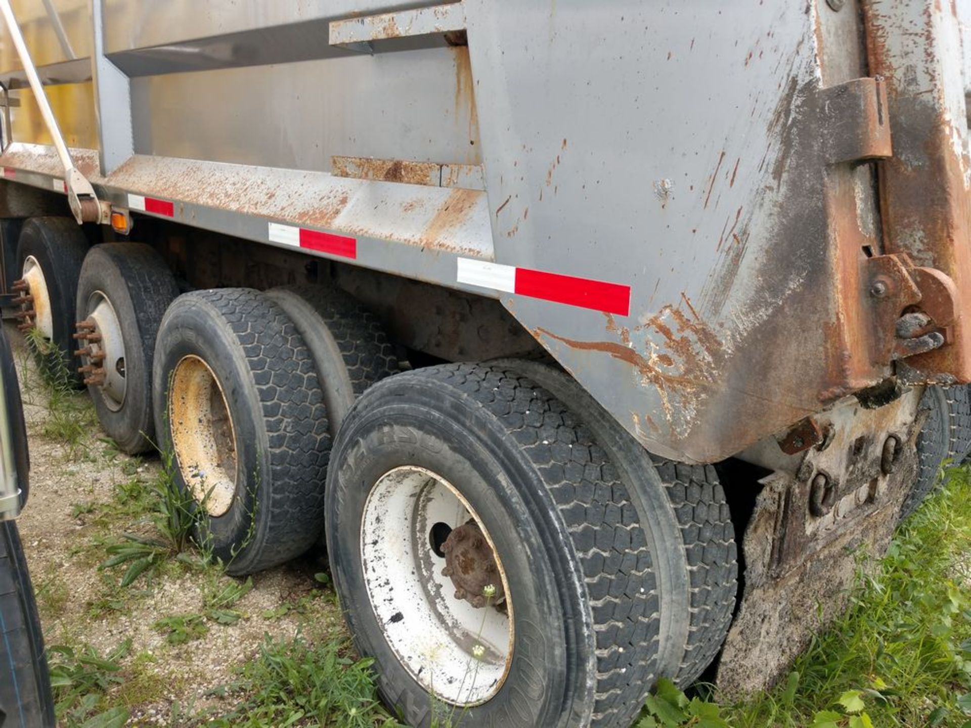 2009 MACK DUMP TRUCK, GU700, APPROX 490,000 MILES. 1M2AX13C69M003191 - Image 19 of 46