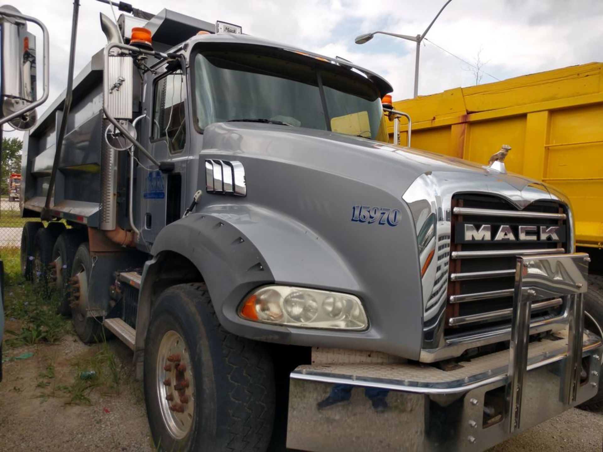 2009 MACK DUMP TRUCK, GU700, APPROX 490,000 MILES. 1M2AX13C69M003191