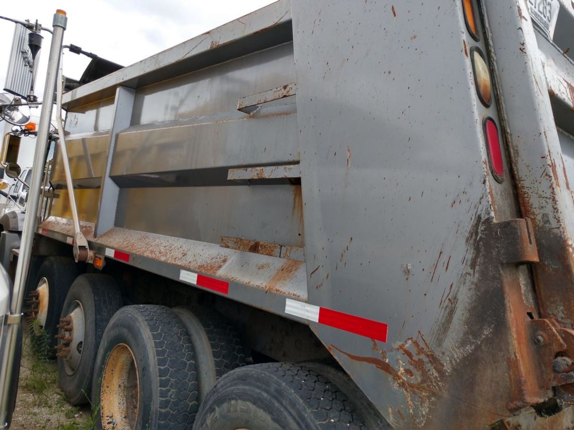 2009 MACK DUMP TRUCK, GU700, APPROX 490,000 MILES. 1M2AX13C69M003191 - Image 18 of 46