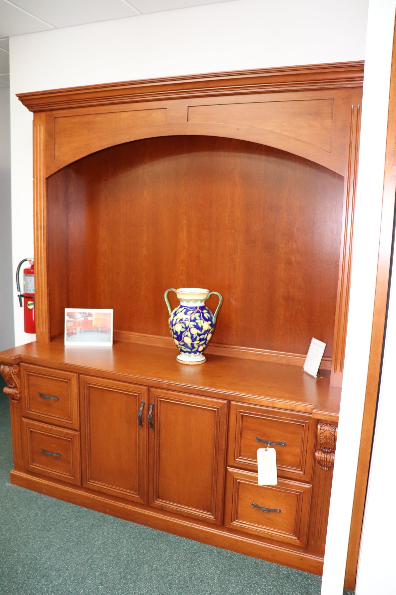 Showroom hutch