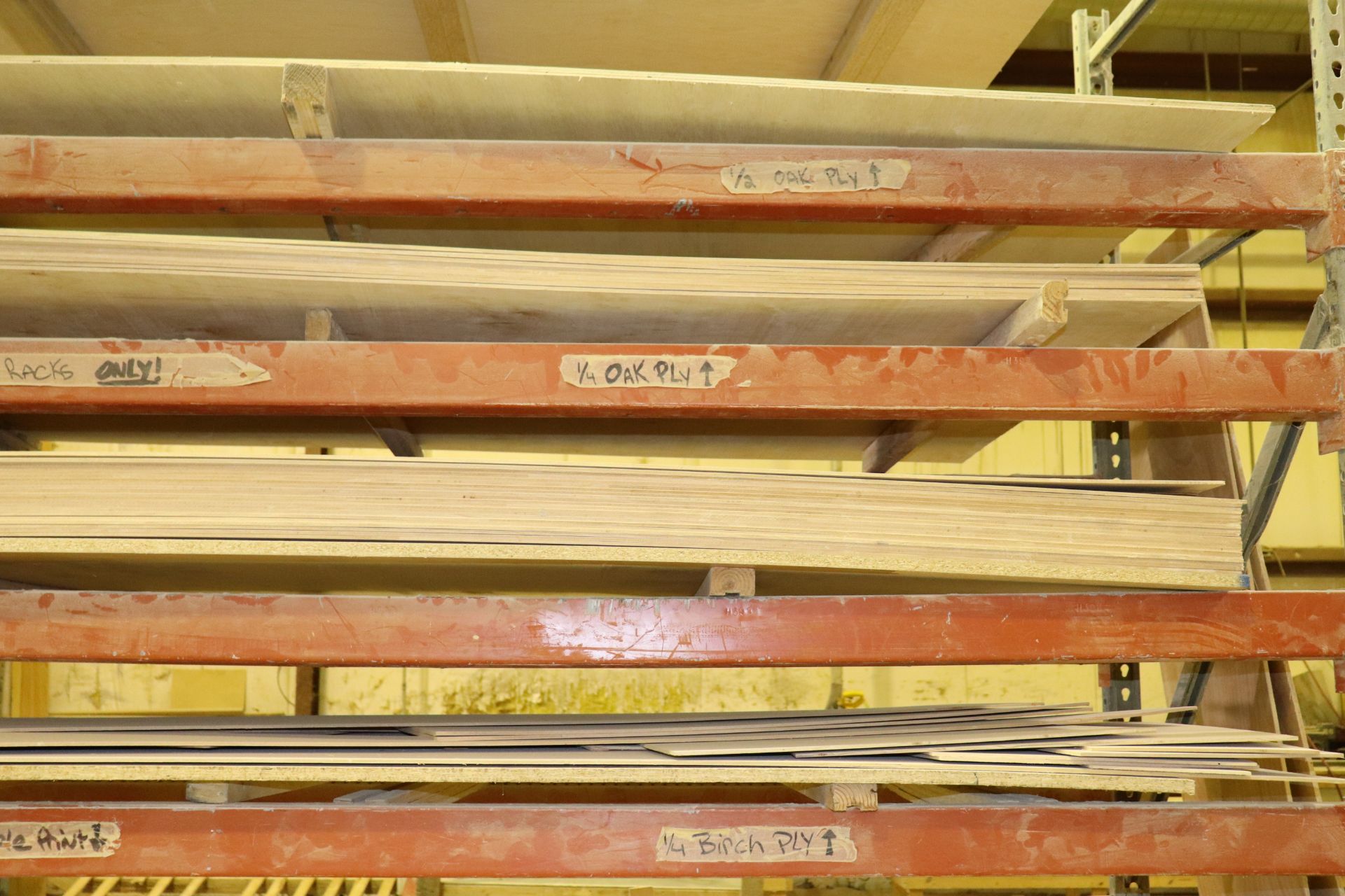 Contents of five pallet racks, 4 x 8, laminated wood stock - Bild 9 aus 11