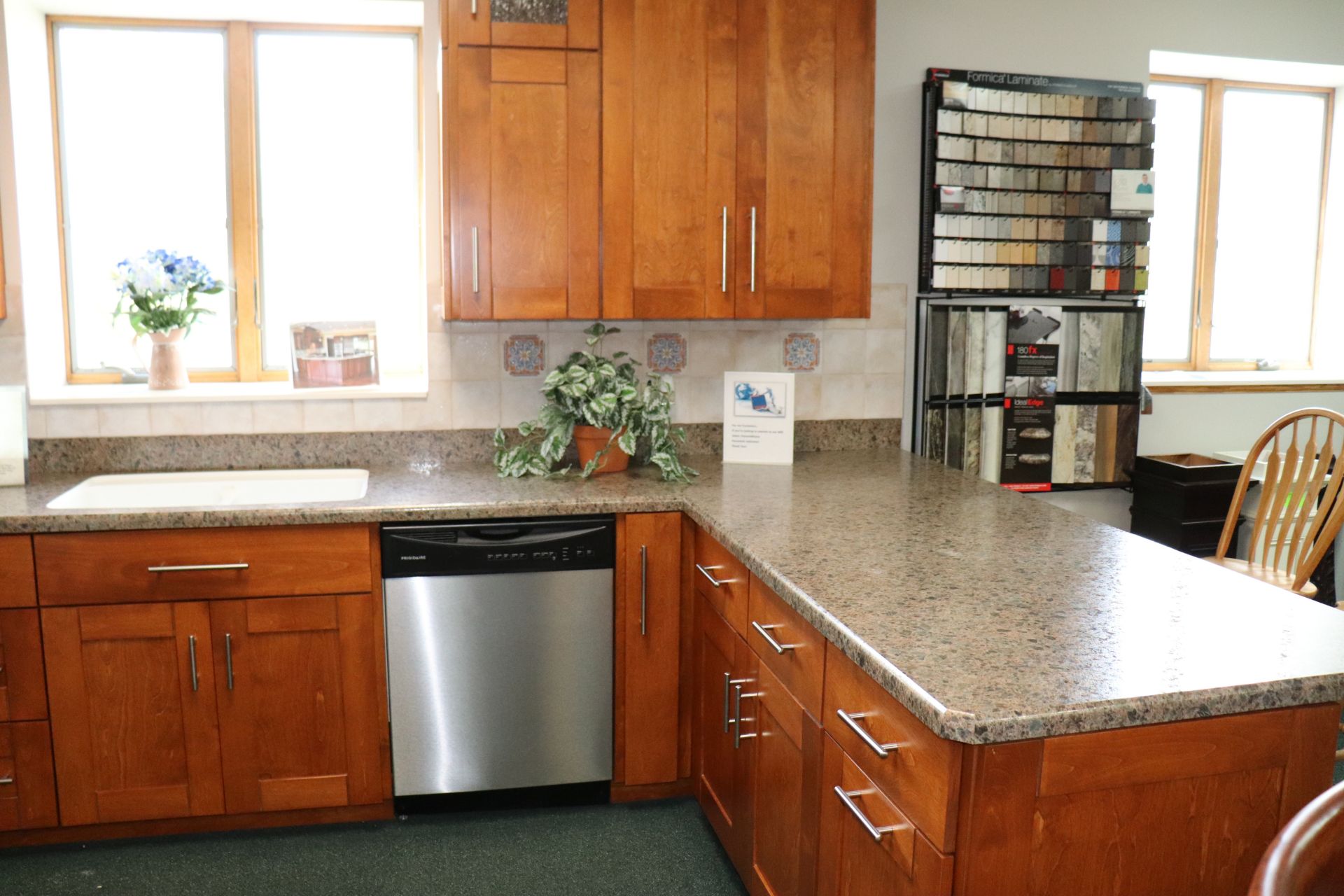 Showroom kitchen including GE Spacemaker microwave and GE electric range - Bild 5 aus 7