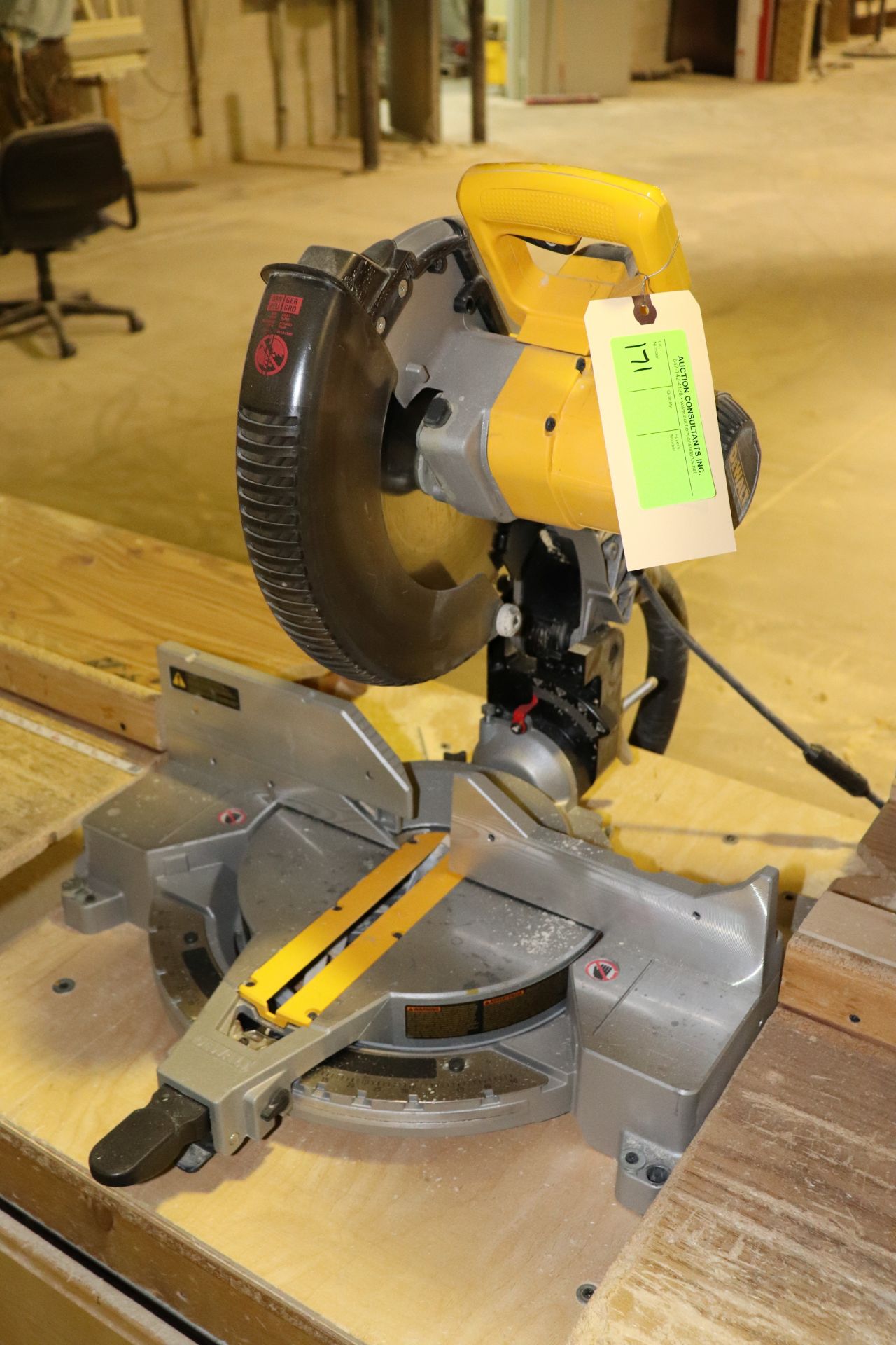 Dewalt DW715 12" compound miter saw