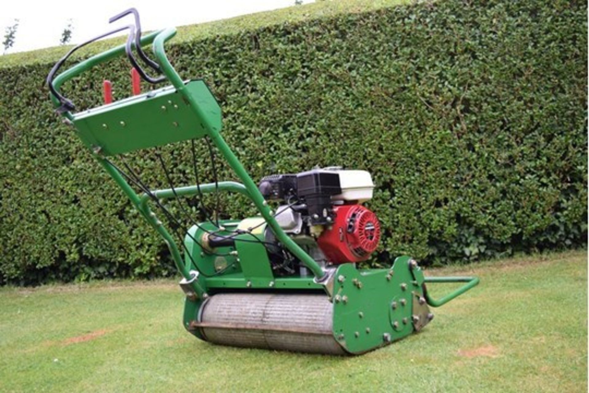 2004 Dennis G560 5 Blade Cylinder Mower With Grass Box - Image 2 of 12