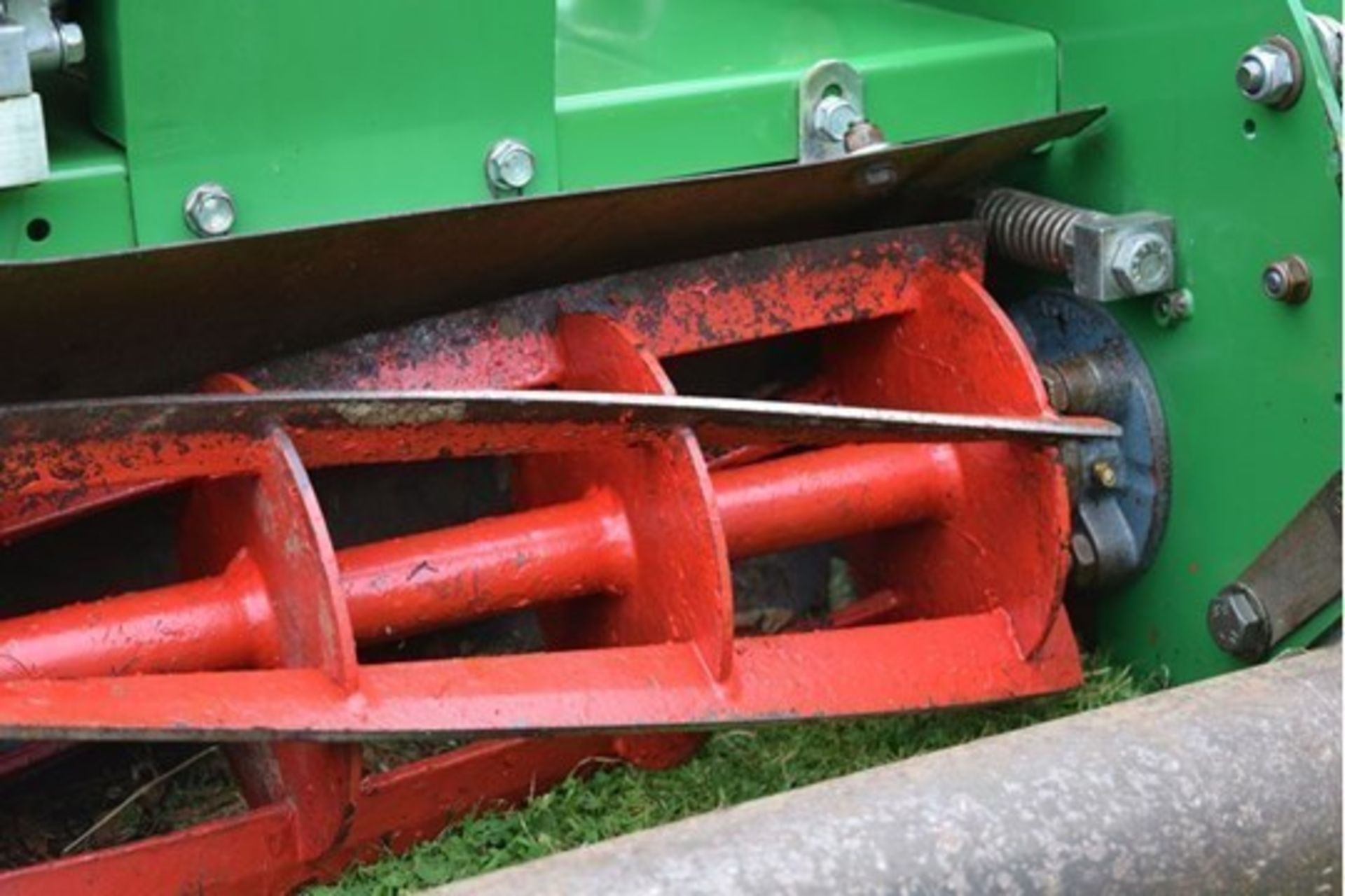 2004 Dennis G560 5 Blade Cylinder Mower With Grass Box - Image 4 of 12