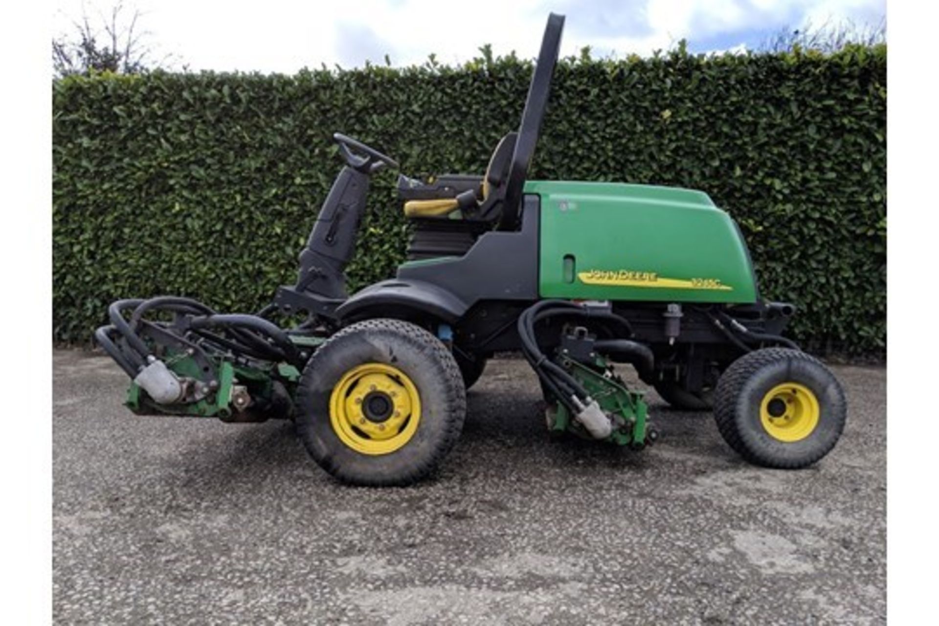 2007 John Deere 3245C Ride On Cylinder Mower