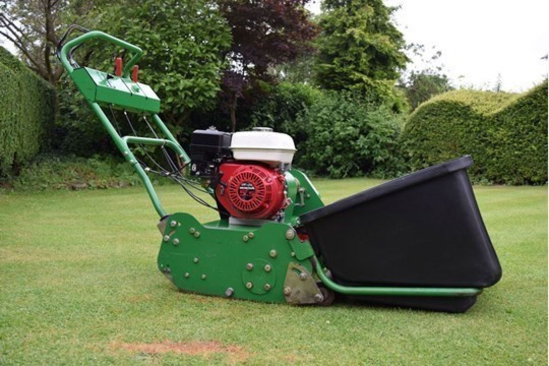 2004 Dennis G560 5 Blade Cylinder Mower With Grass Box - Image 11 of 12