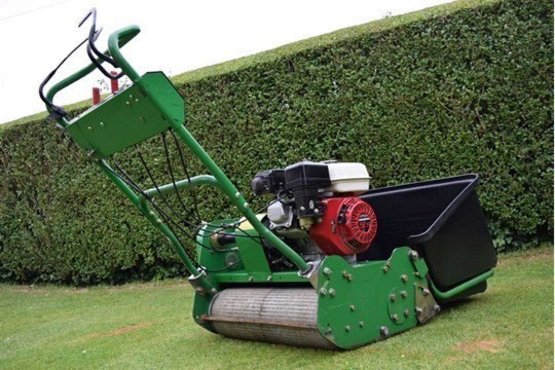 2004 Dennis G560 5 Blade Cylinder Mower With Grass Box - Image 9 of 12