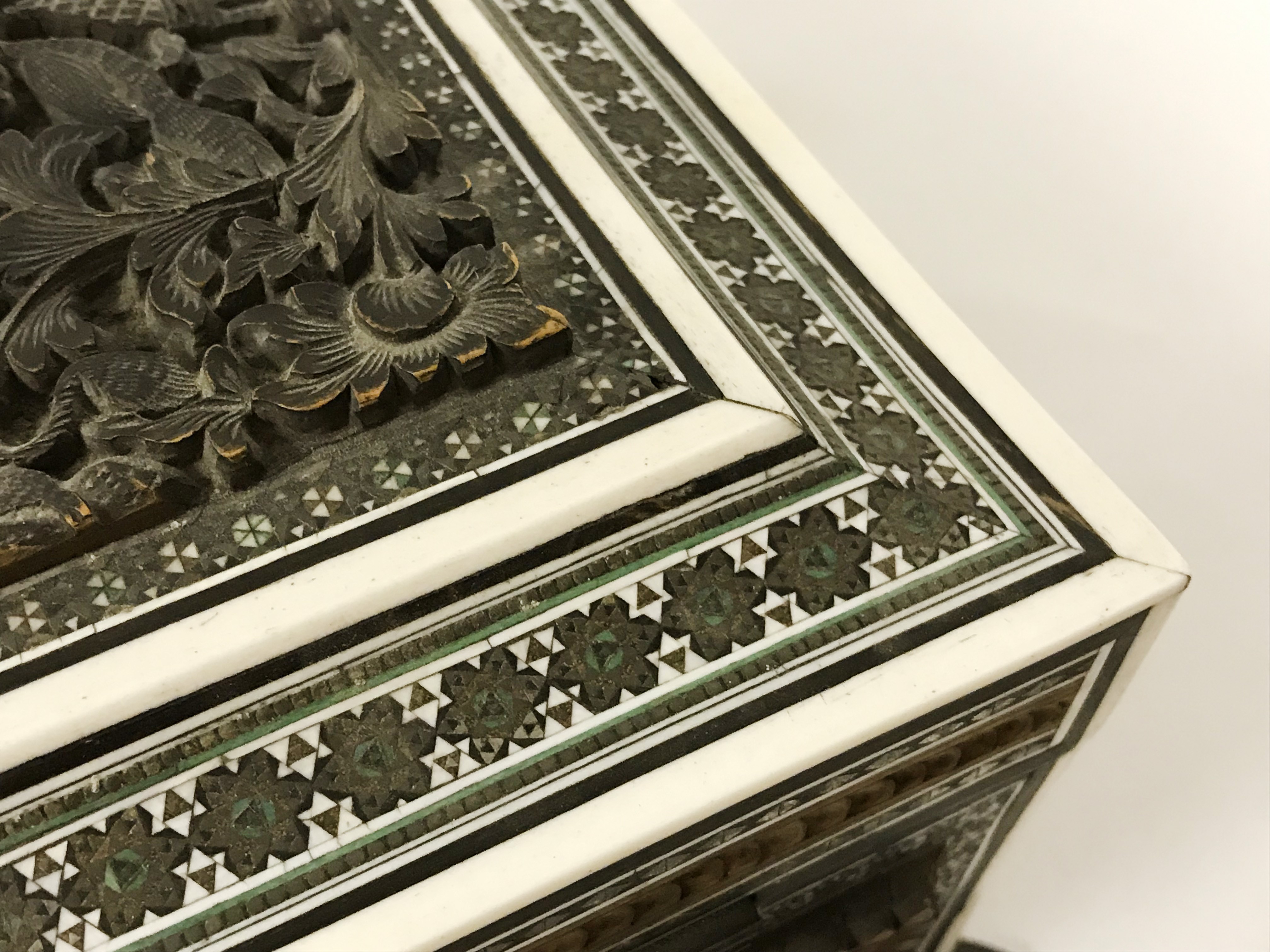 BEAUTIFUL ANGLO INDIAN SEWING BOX WITH CONTENT - Image 11 of 18