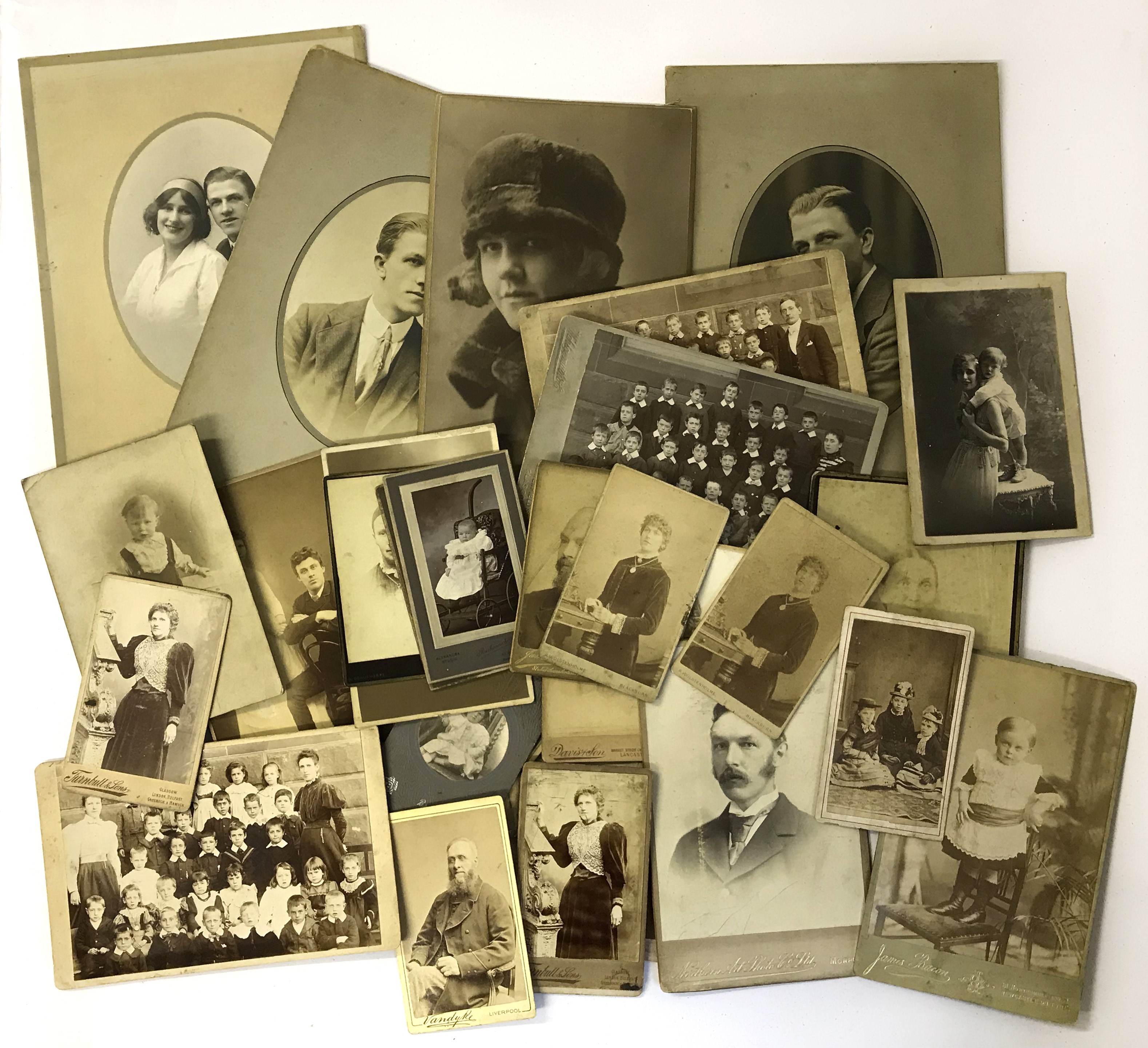 COLLECTION OF VARIOUS ANTIQUE & VINTAGE PHOTOGRAPHS - Image 3 of 3