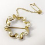 9 CARAT GOLD AND PEARL BROOCH