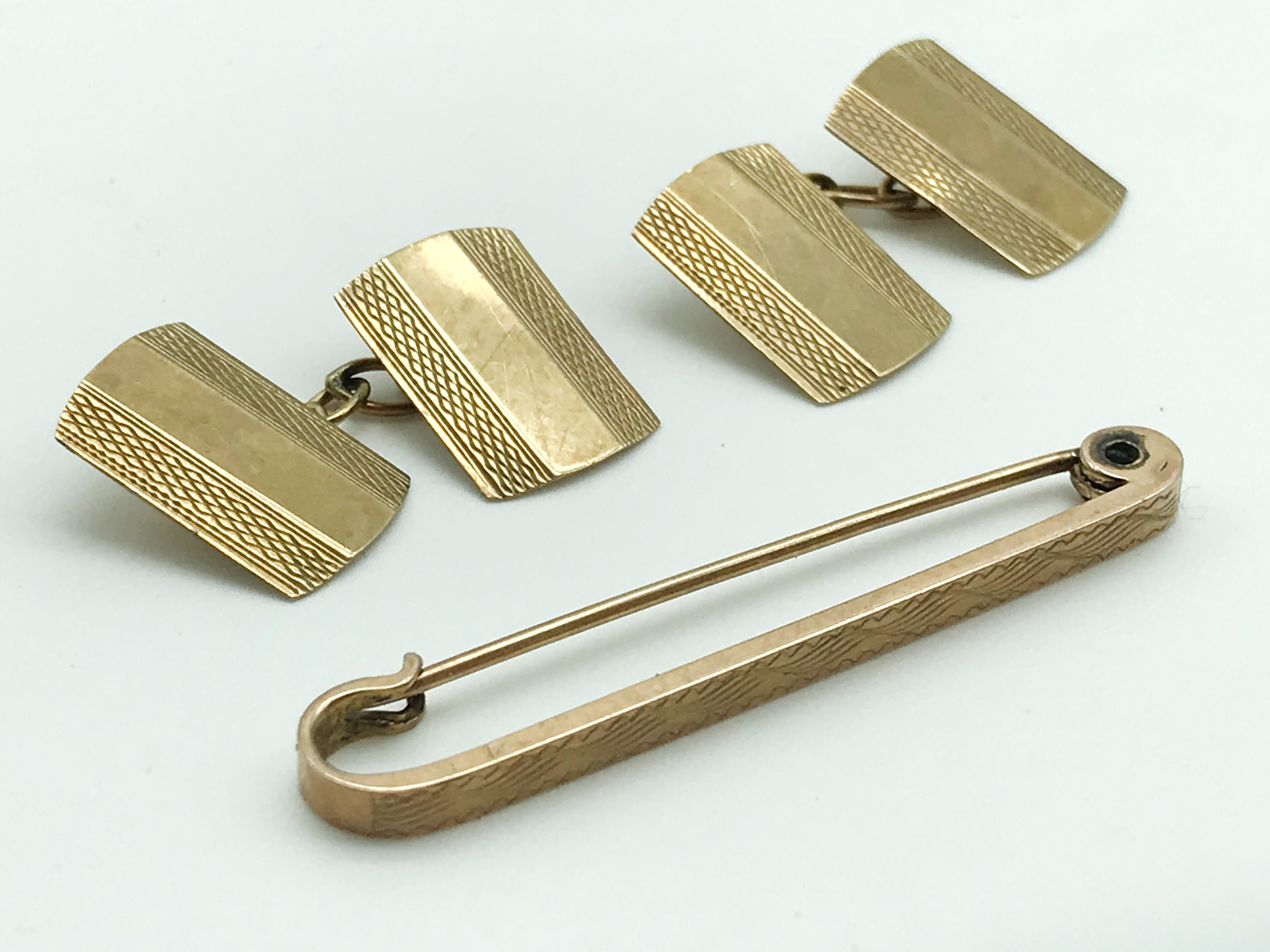 9 CARAT CUFF-LINKS & TIE PIN