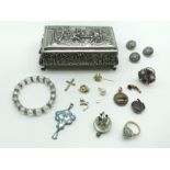 SMALL COLLECTION OF COSTUME JEWELLERY INCLUDING SOME SILVER IN A BOX