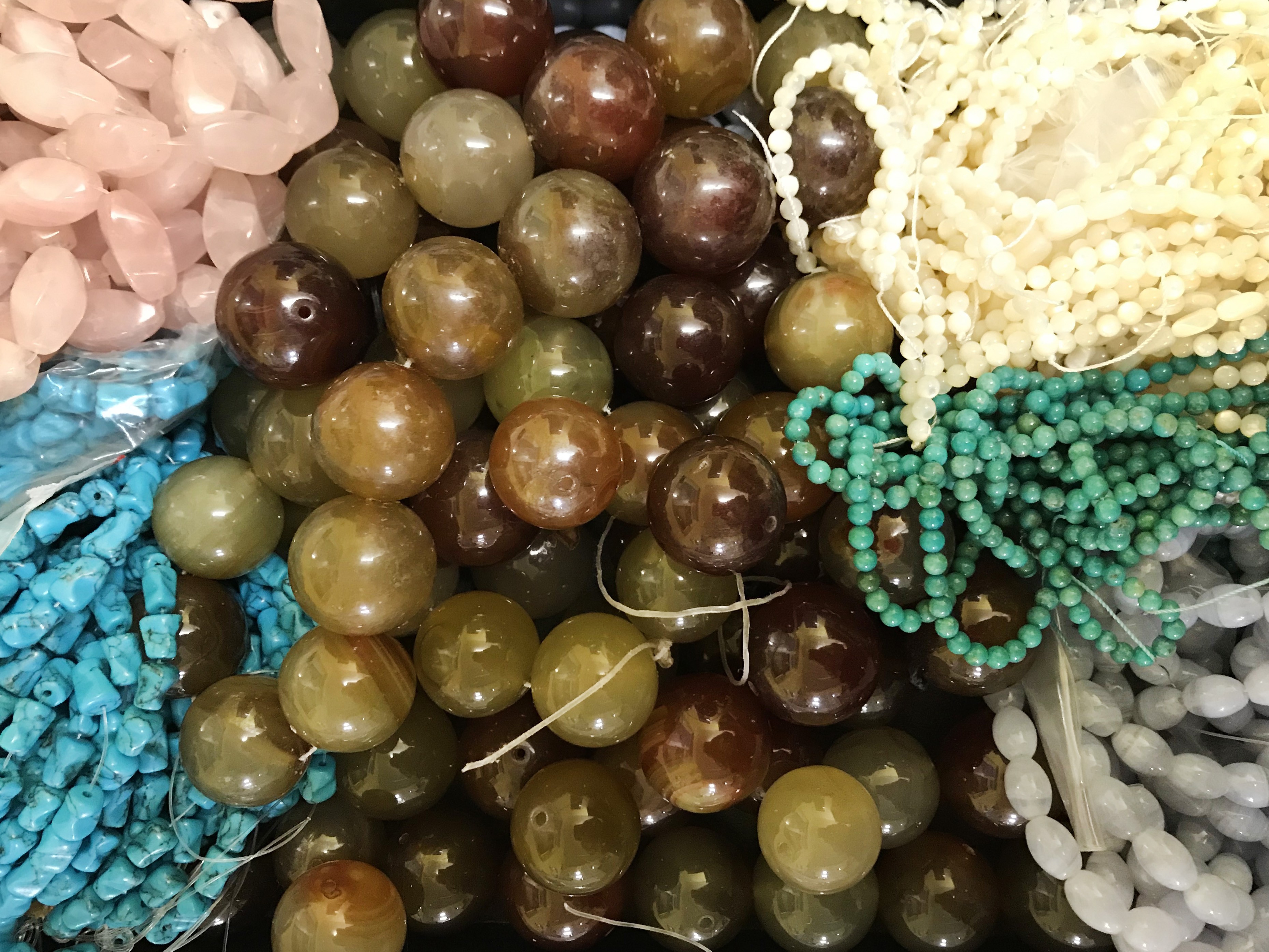 BOX OF VARIOUS SEMI PRECIOUS STONES & PEARLS PLUS SILVER FINDINGS, CLASPS, COTTONS ETC - Image 4 of 14