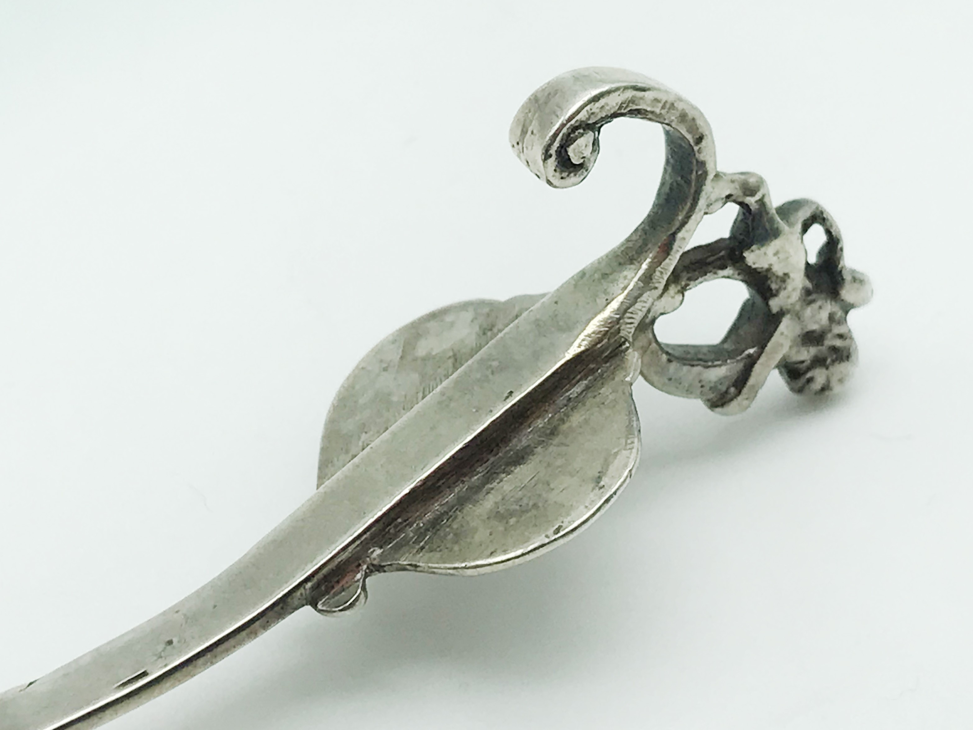 ANTIQUE SOLID SILVER DUTCH ORNATE EMBOSSED TEA CADDY SPOON WITH IMPORTED HALLMARKS - Image 6 of 7