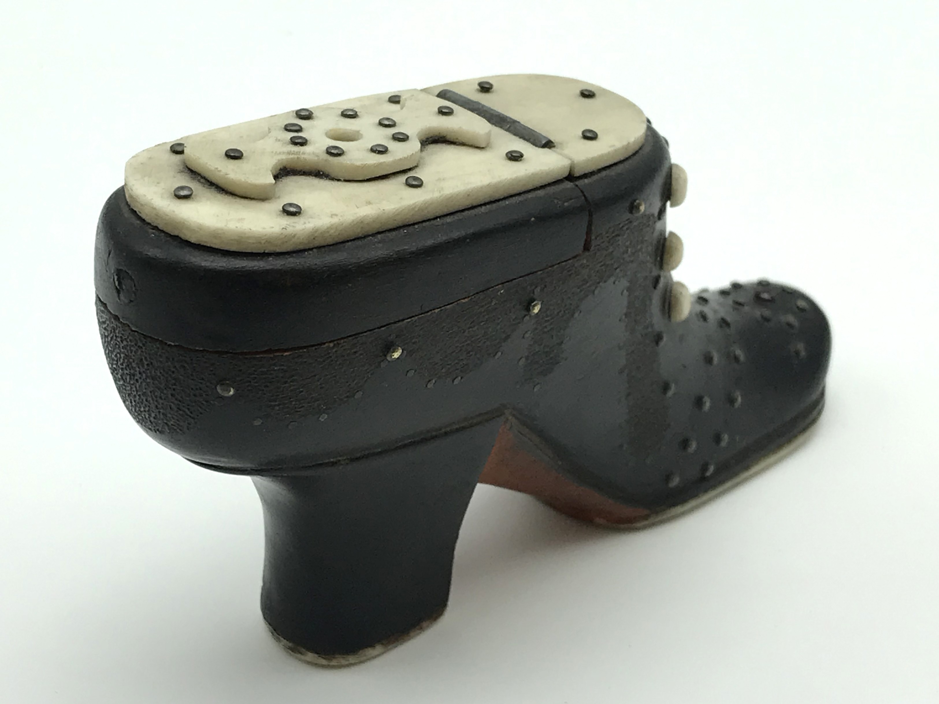 WOODEN SHOE SNUFF BOX - Image 2 of 9