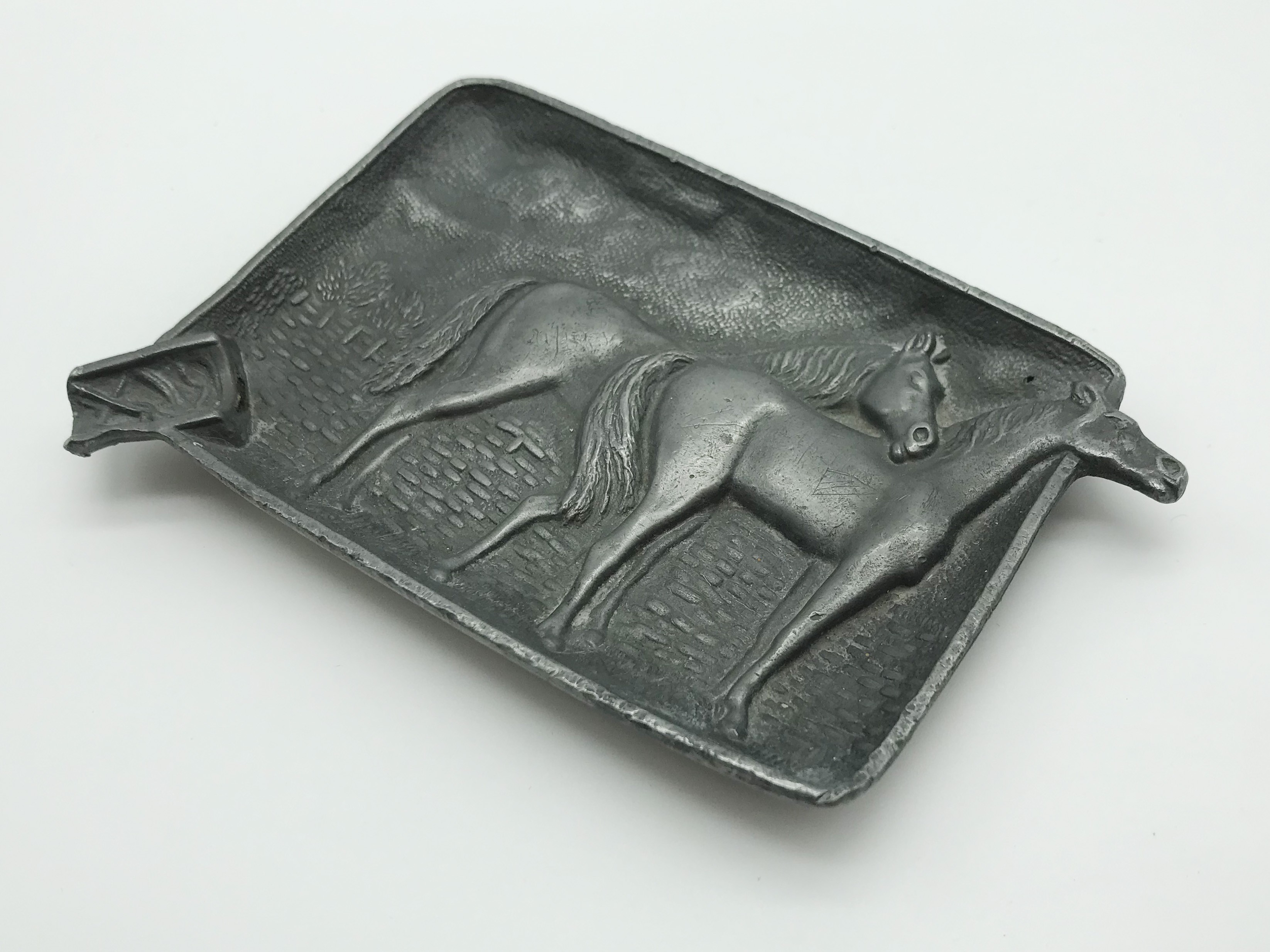 SMALL PEWTER ASHTRAY WITH HORSES - Image 3 of 4