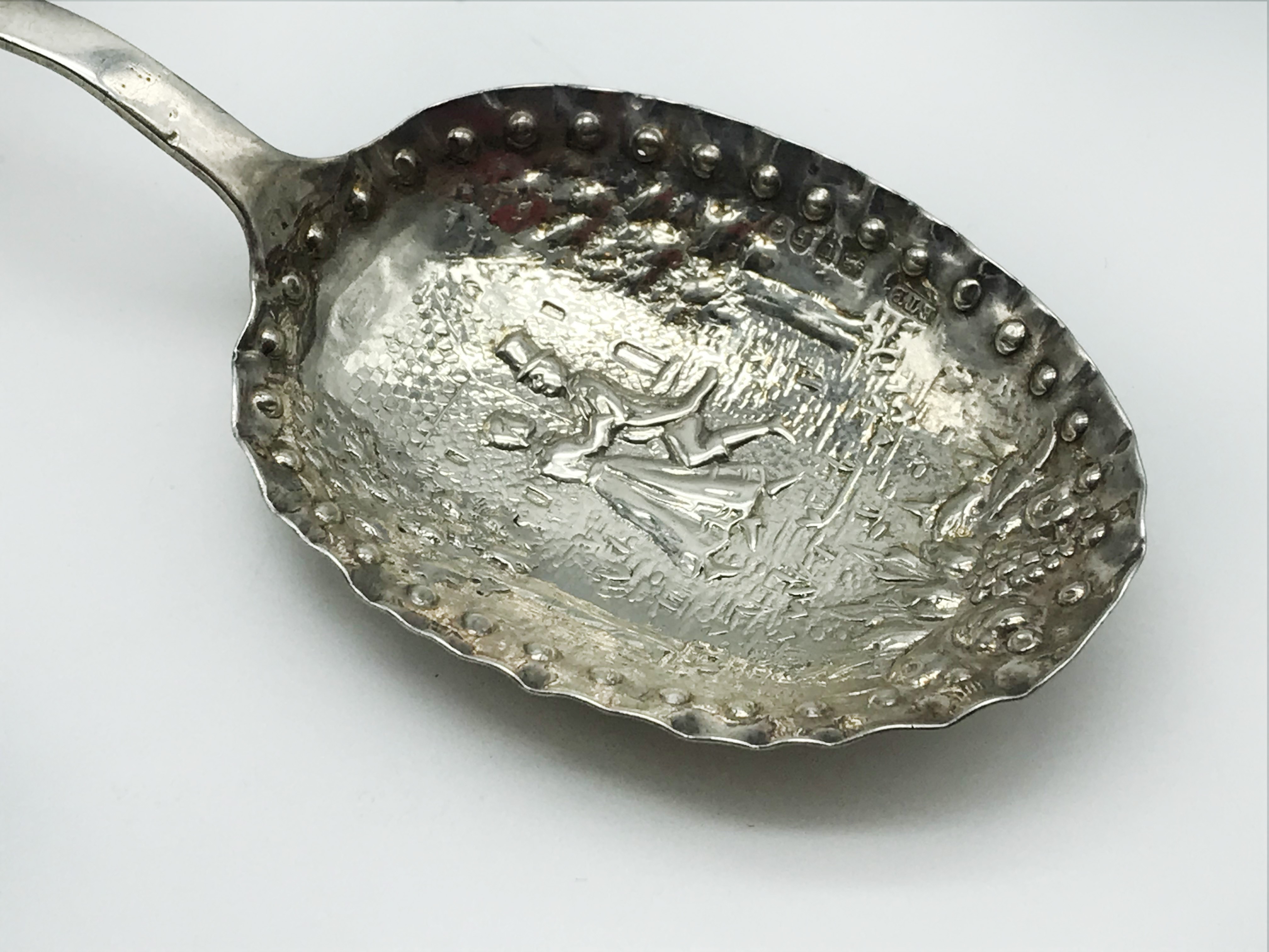 ANTIQUE SOLID SILVER DUTCH ORNATE EMBOSSED TEA CADDY SPOON WITH IMPORTED HALLMARKS - Image 3 of 7
