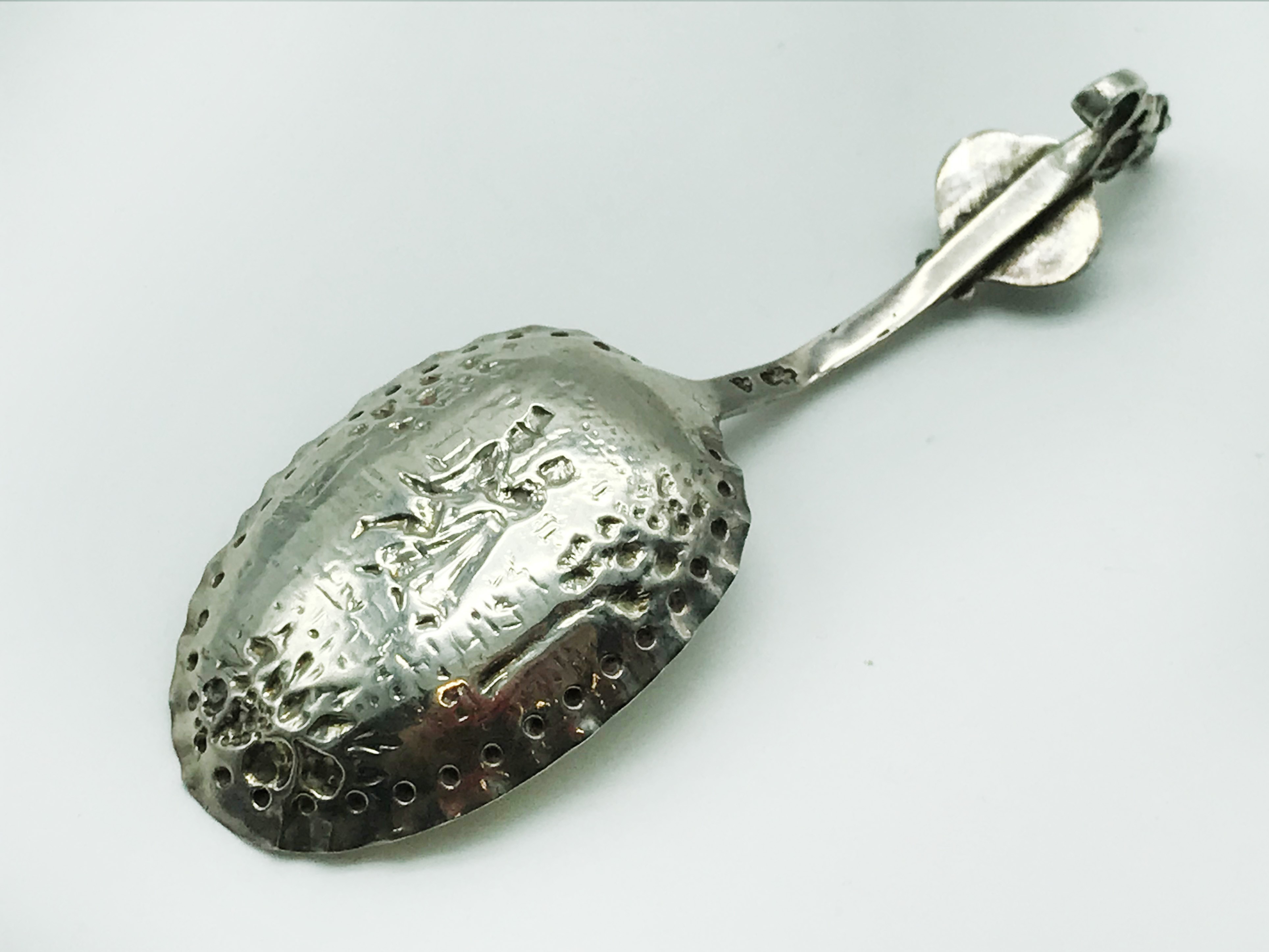 ANTIQUE SOLID SILVER DUTCH ORNATE EMBOSSED TEA CADDY SPOON WITH IMPORTED HALLMARKS - Image 2 of 7