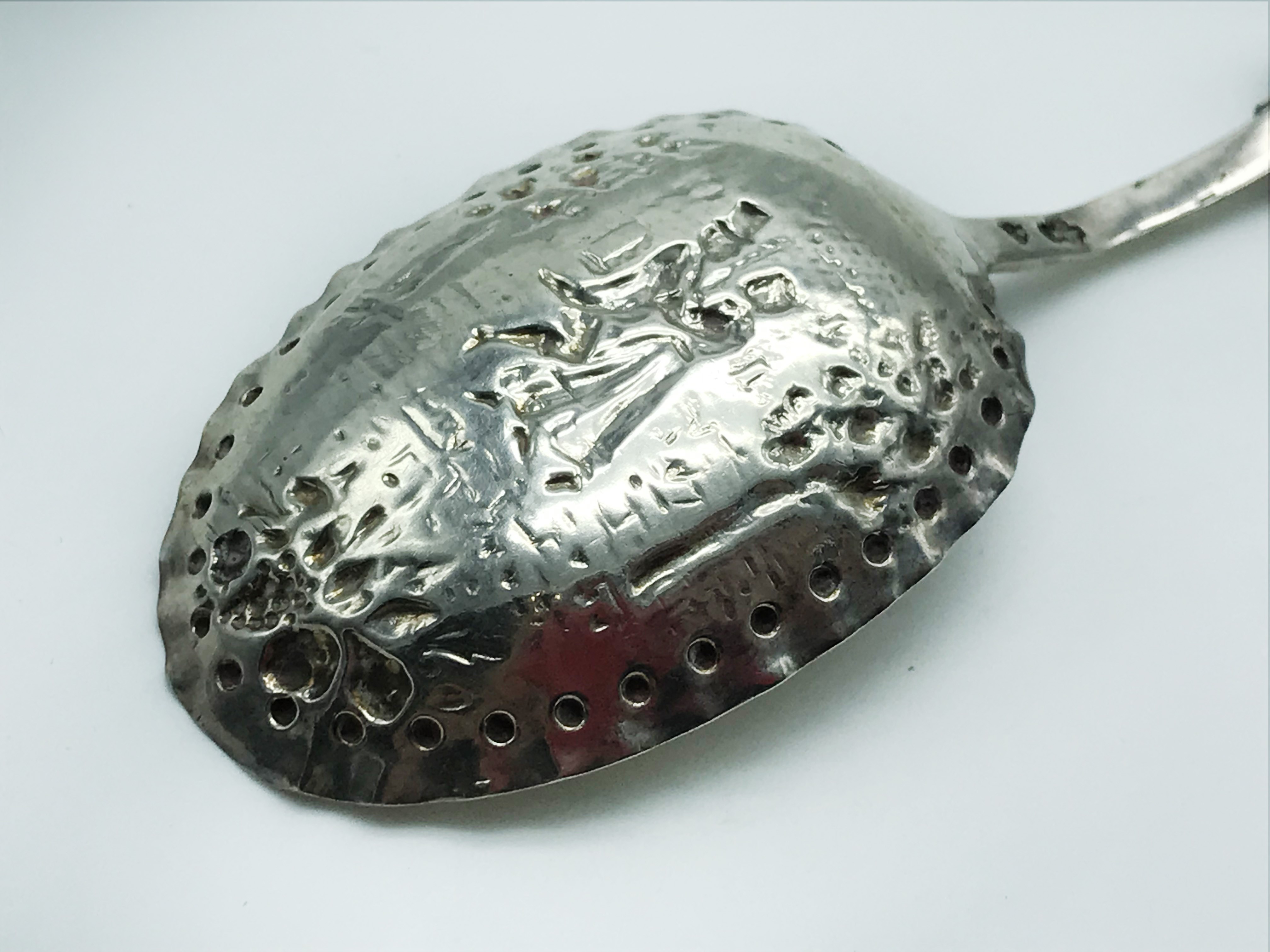 ANTIQUE SOLID SILVER DUTCH ORNATE EMBOSSED TEA CADDY SPOON WITH IMPORTED HALLMARKS - Image 5 of 7