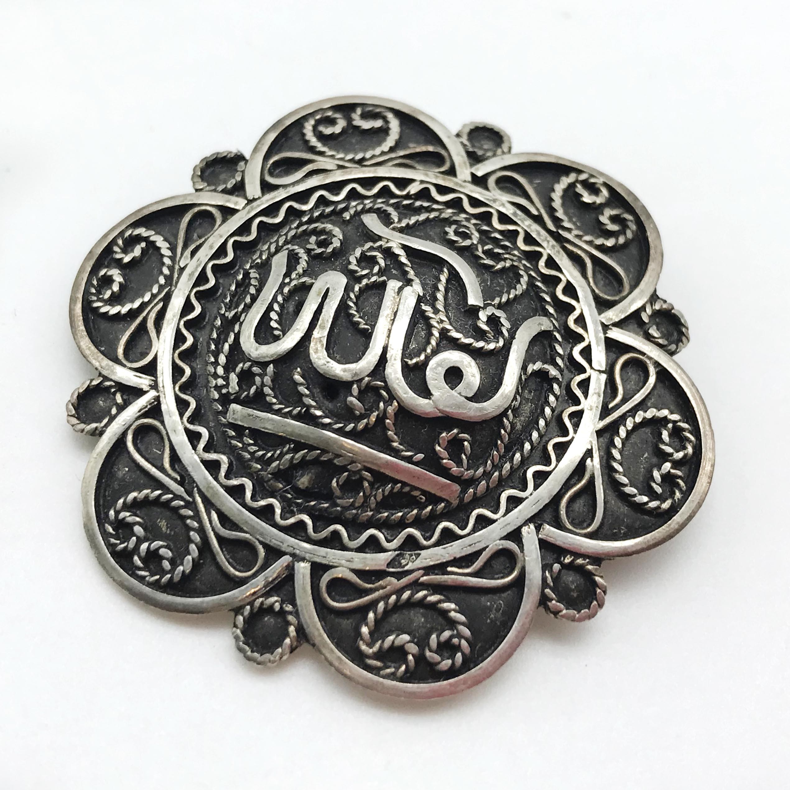 FIVE SILVER & WHITE METAL ISLAMIC BROOCHES - Image 4 of 7