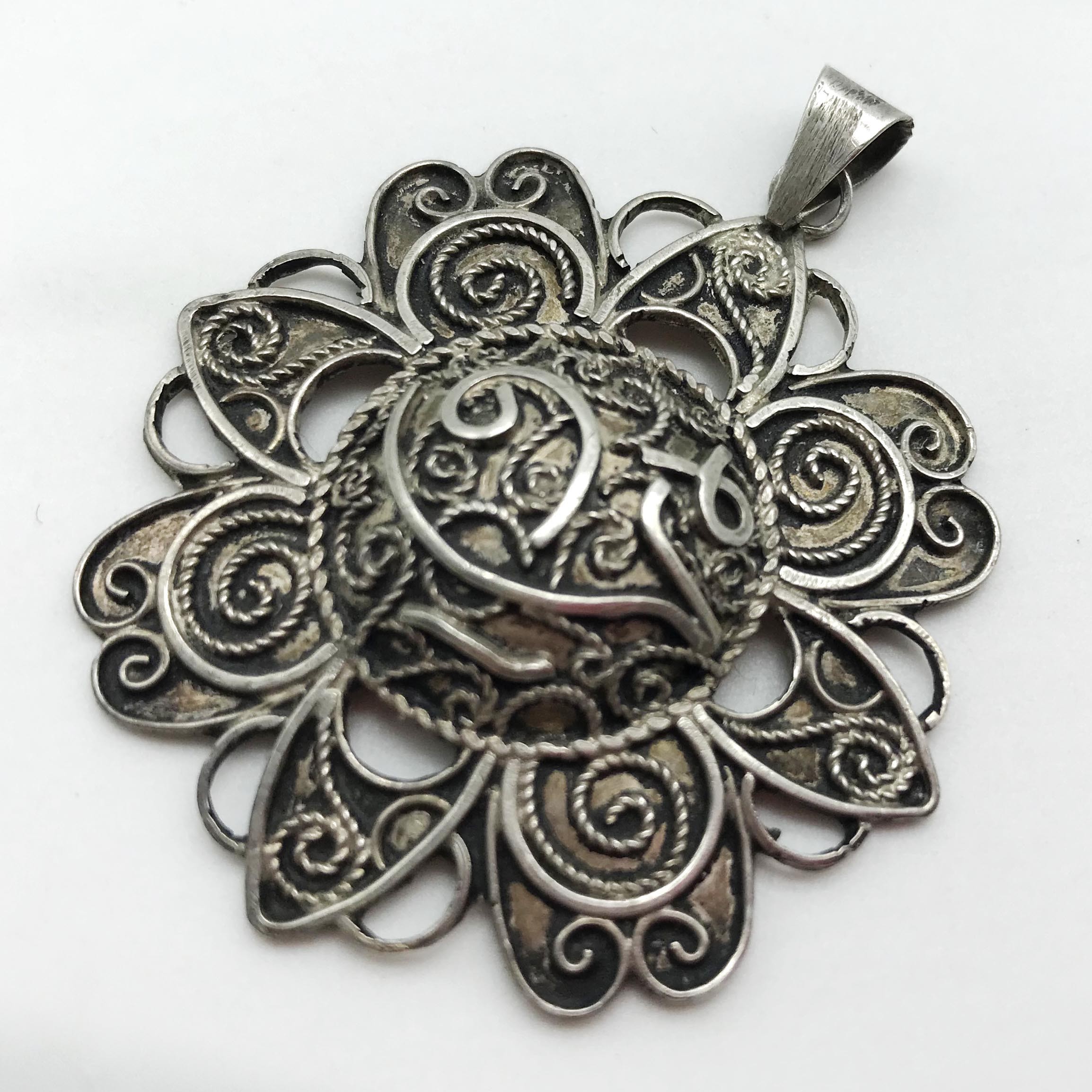 FIVE SILVER & WHITE METAL ISLAMIC BROOCHES - Image 3 of 7