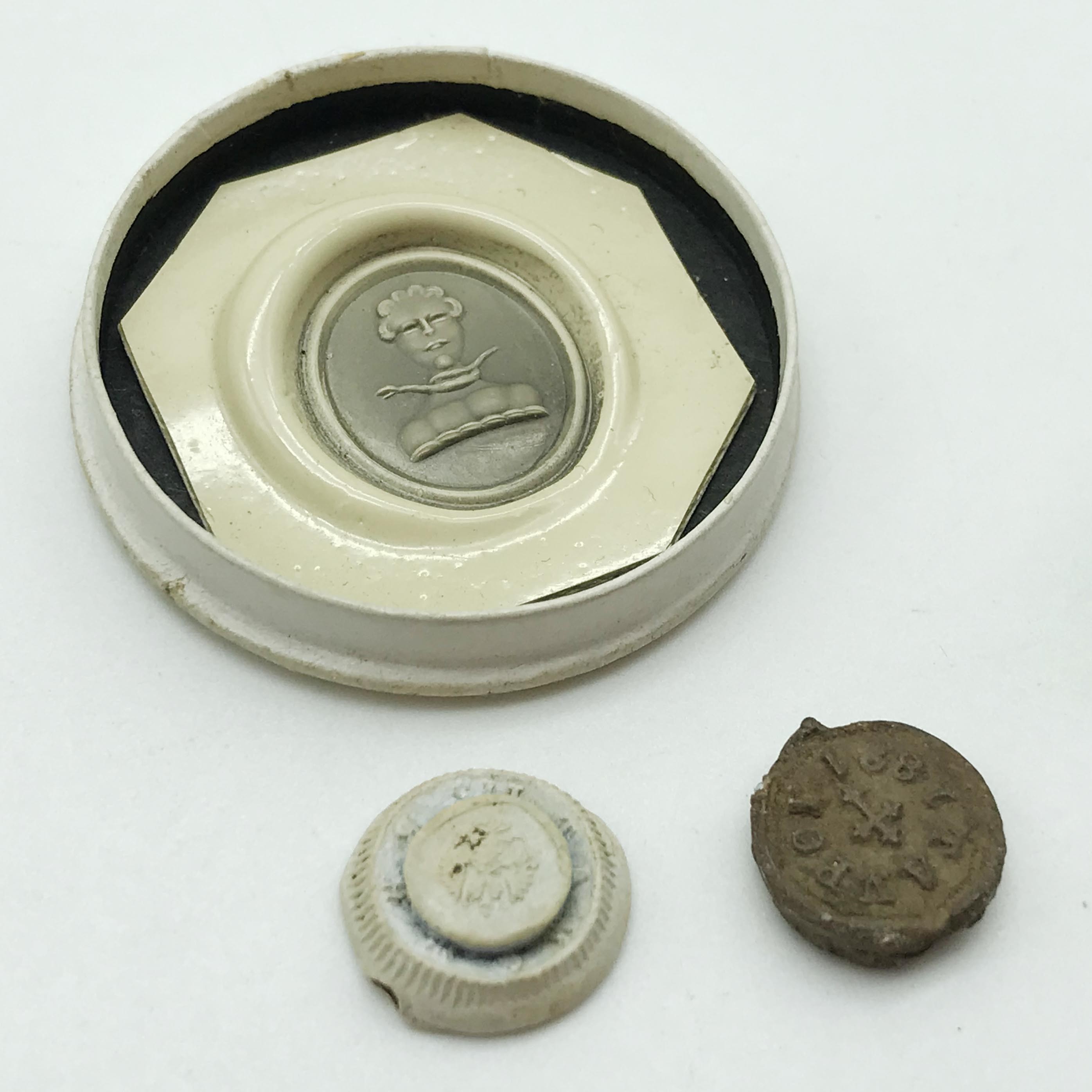 SMALL GROUP OF INTERESTING ITEMS INCLUDING HAMMERED COINS & MINIATURE SILVER STAMP INGOTS - Image 6 of 9