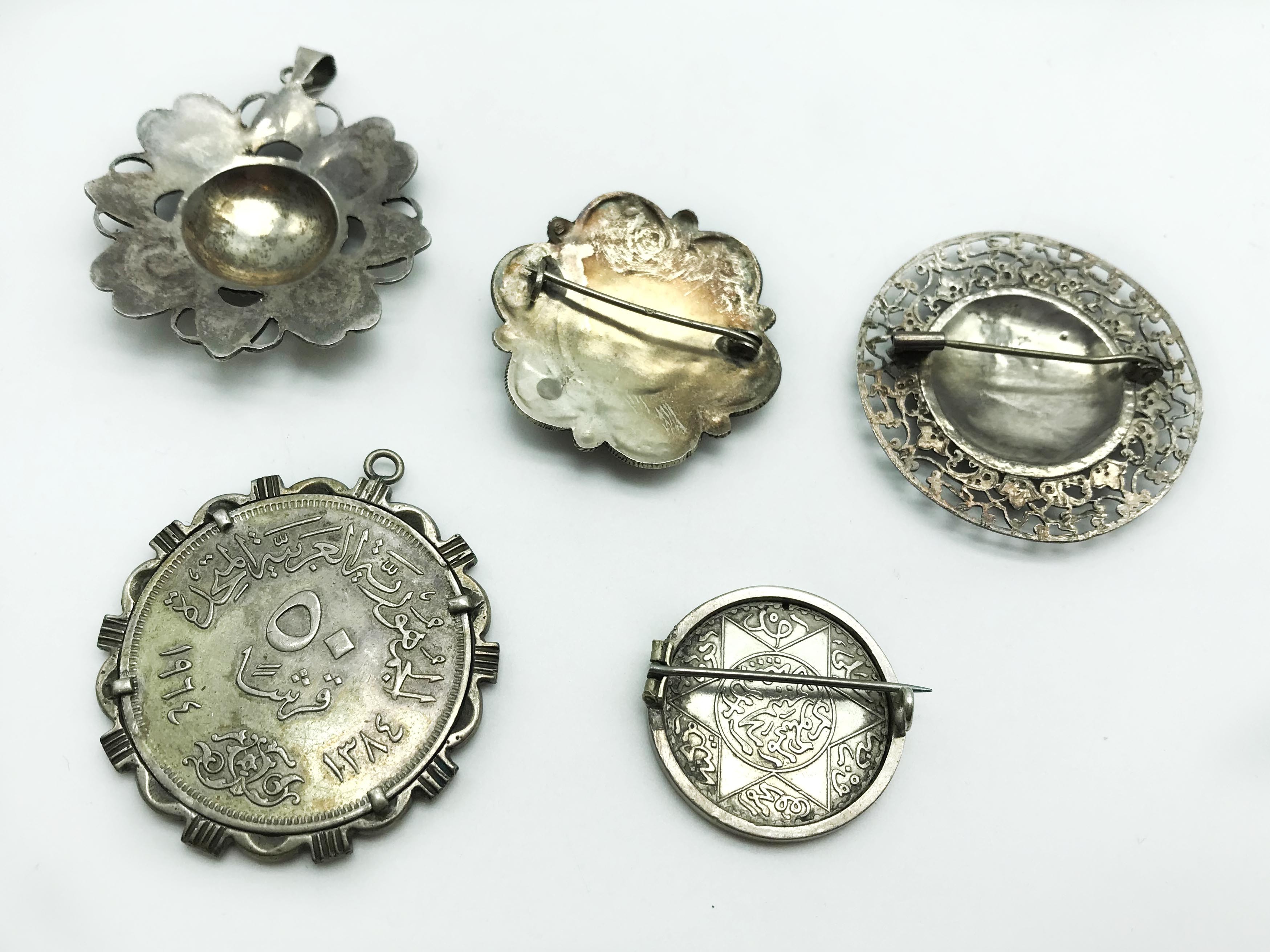 FIVE SILVER & WHITE METAL ISLAMIC BROOCHES - Image 2 of 7