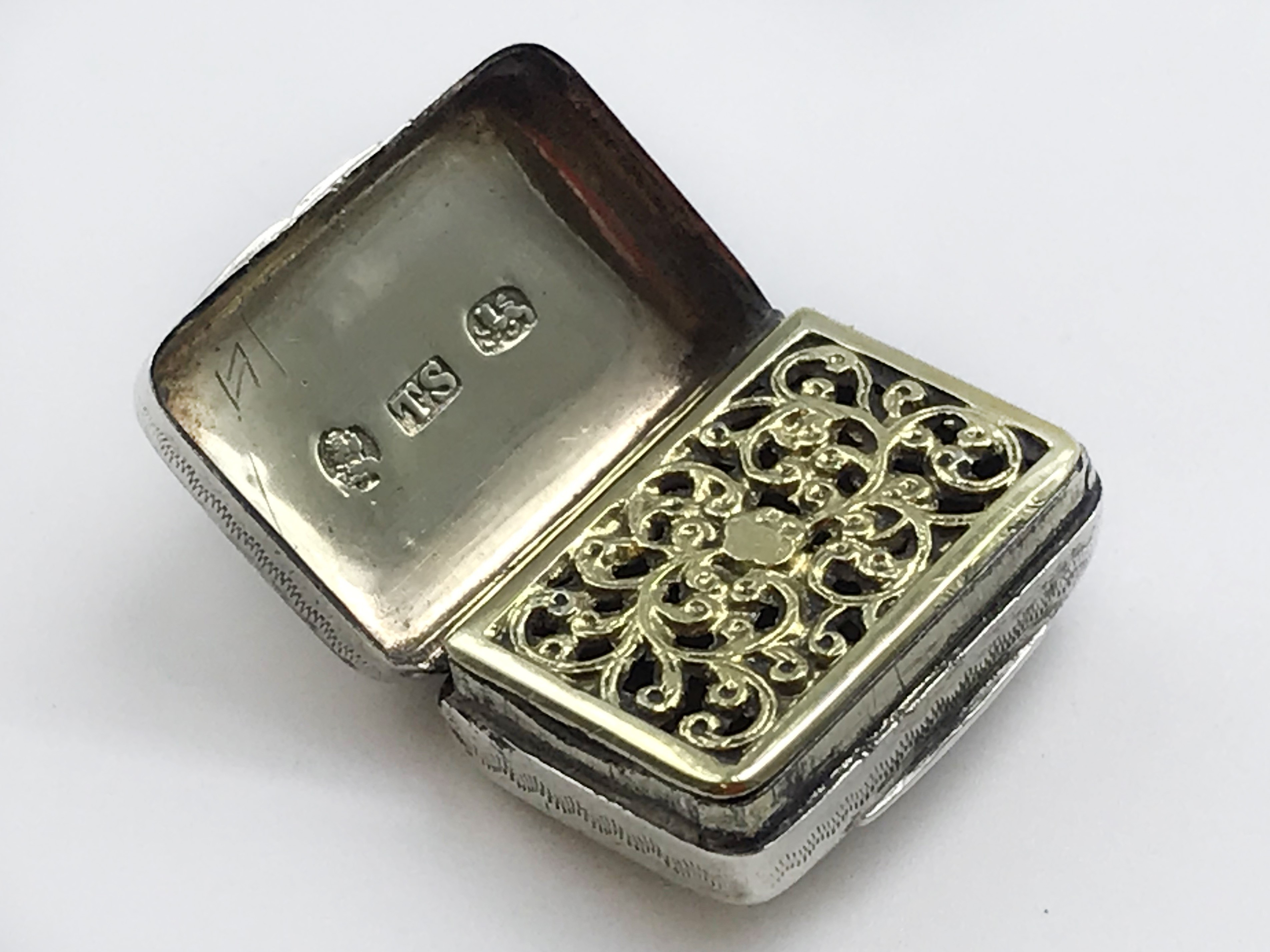 ANTIQUE HALLMARKED SILVER VINAIGRETTE 1833 T.S. - Image 2 of 4