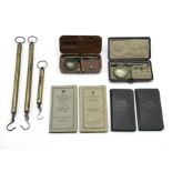 SMALL COLLECTION OF VINTAGE JEWELLERS TRAVEL BALANCE WEIGHT SCALES DIAMOND WEIGHT CALCULATOR