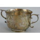 A silver two handled porringer, Birmingham 1923, of plain form, with double scroll handles,