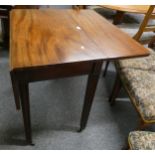 An Edwardian mahogany drop leaf dining table 81cmx104cm extended