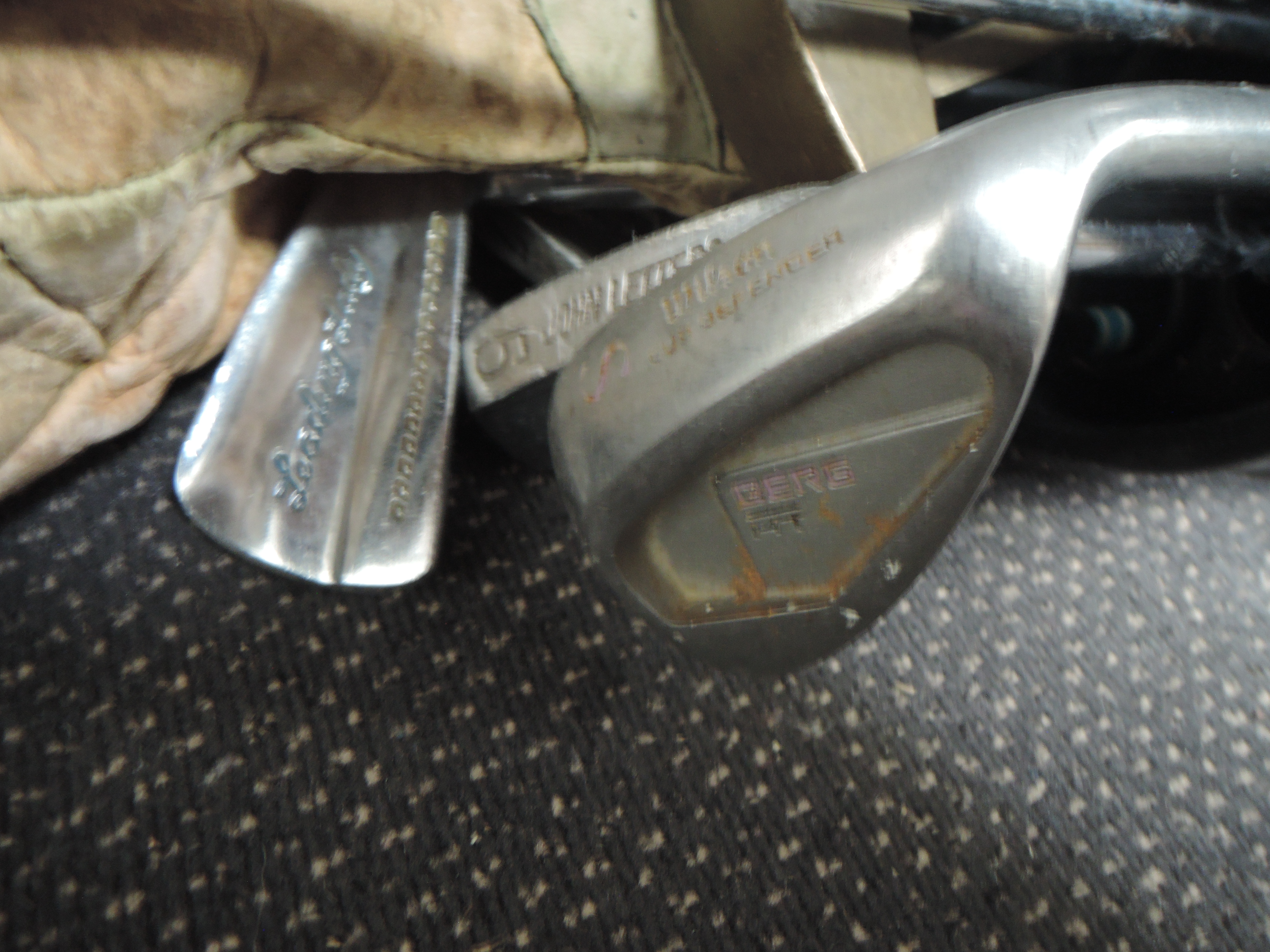 Two bags of golf clubs and similar - Image 5 of 6