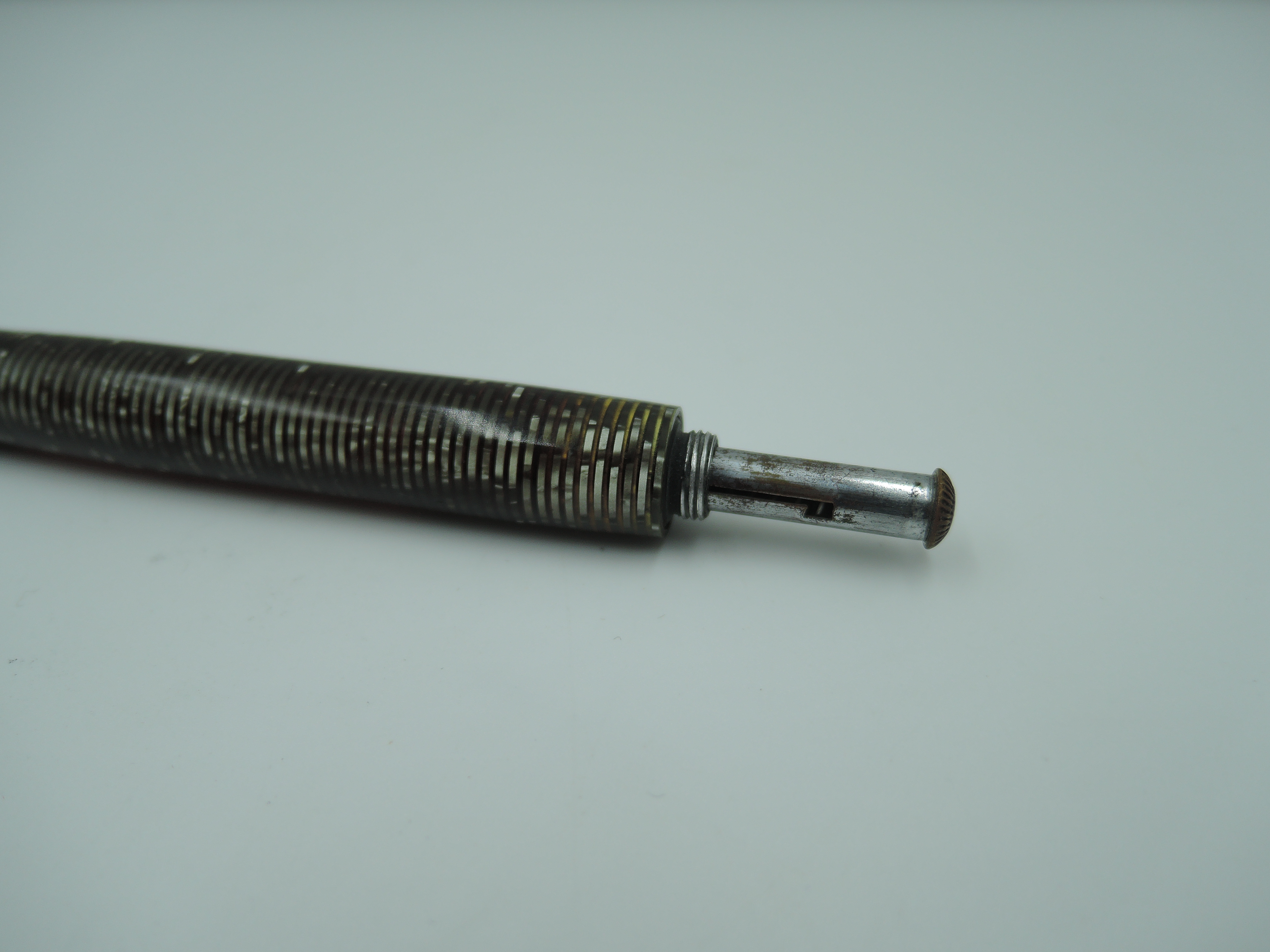 A Parker fountain pen. A Parker Vacumatic fountain pen with button fill and three narrow bands to - Image 2 of 2